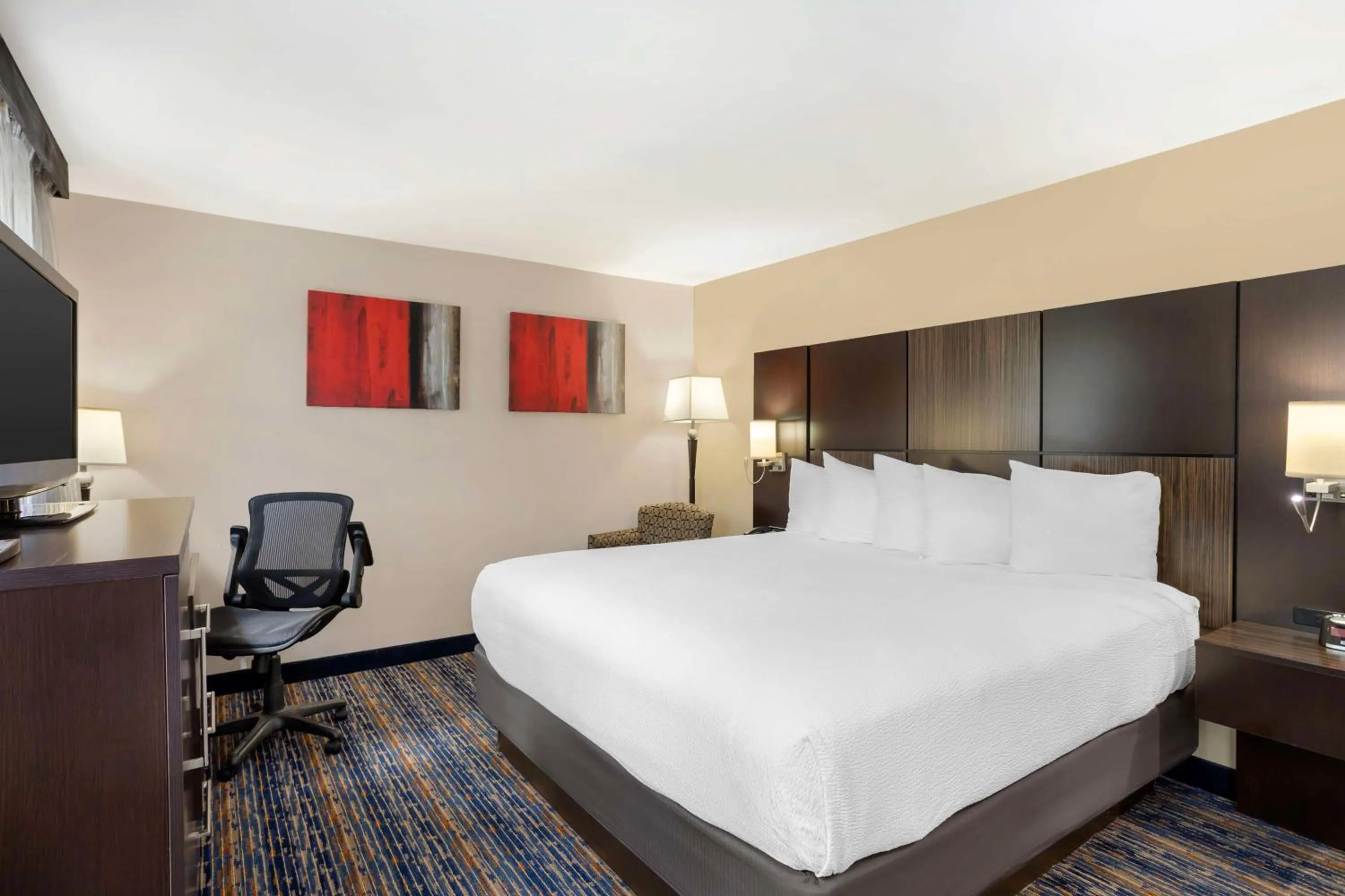 Bedroom, Bed in Best Western Plus Fairfield Hotel