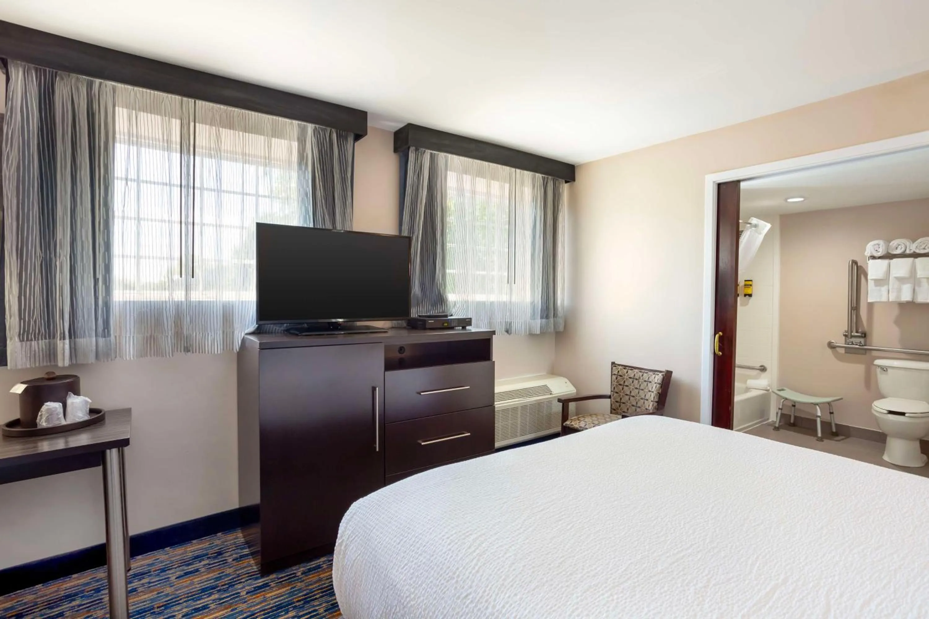 Bedroom, Bed in Best Western Plus Fairfield Hotel