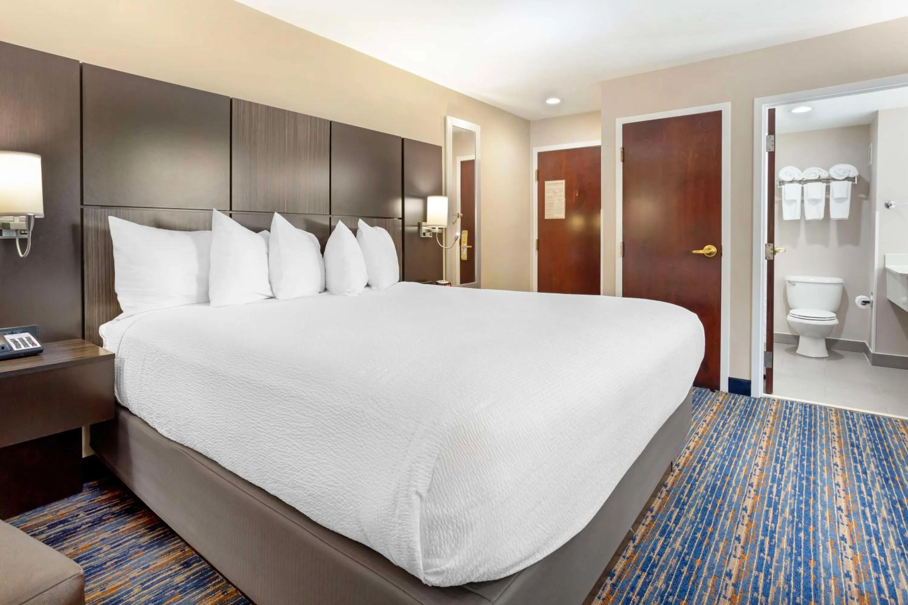 Bedroom, Bed in Best Western Plus Fairfield Hotel