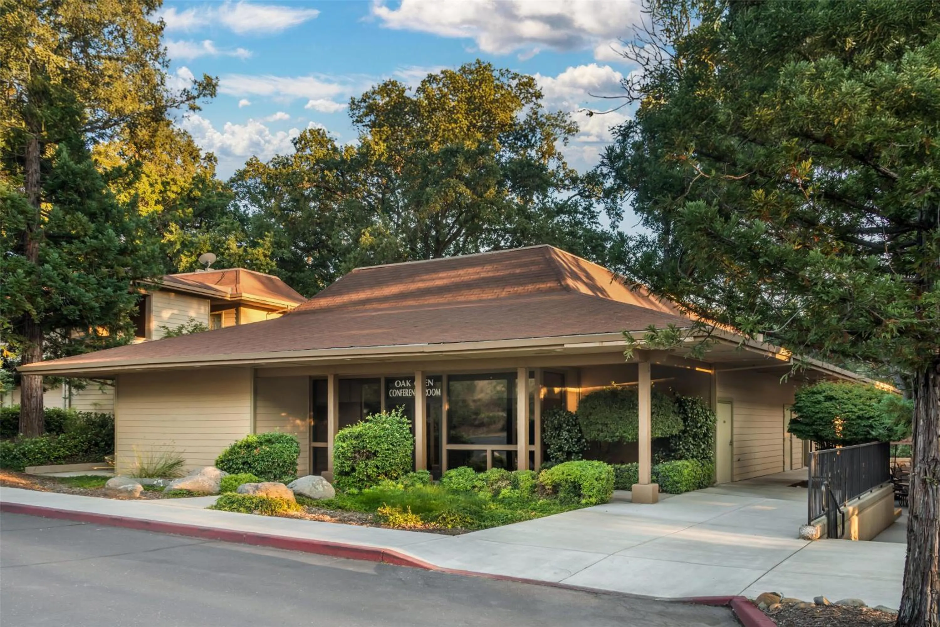 Property building in Best Western Plus Sonora Oaks Hotel and Conference Center