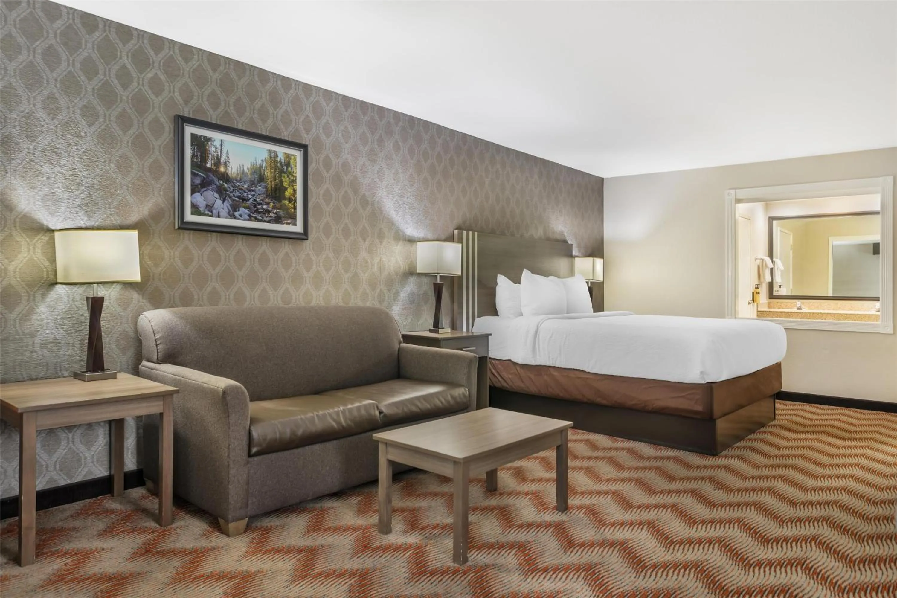 Photo of the whole room, Bed in Best Western Plus Sonora Oaks Hotel and Conference Center