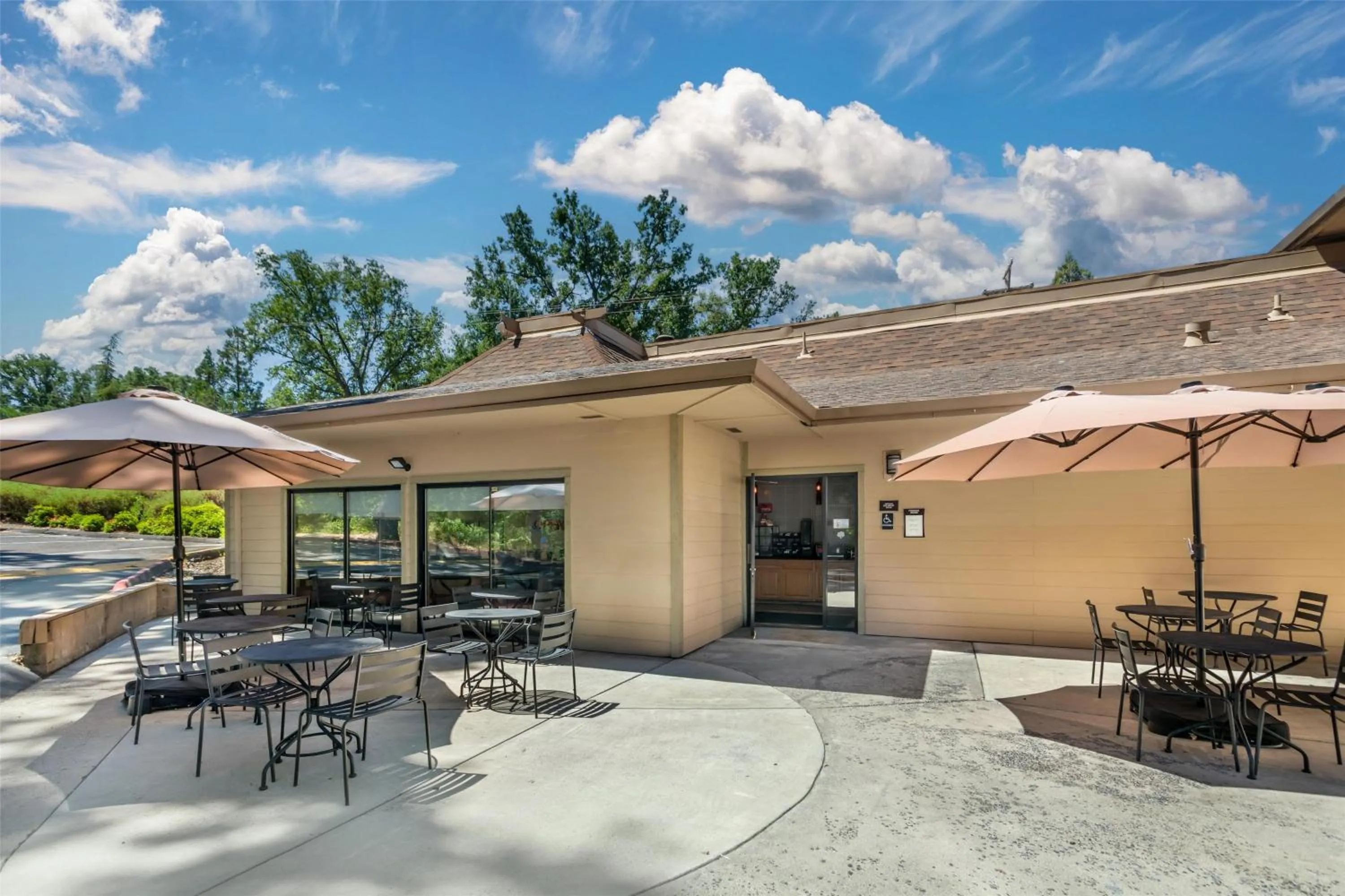 Property building in Best Western Plus Sonora Oaks Hotel and Conference Center