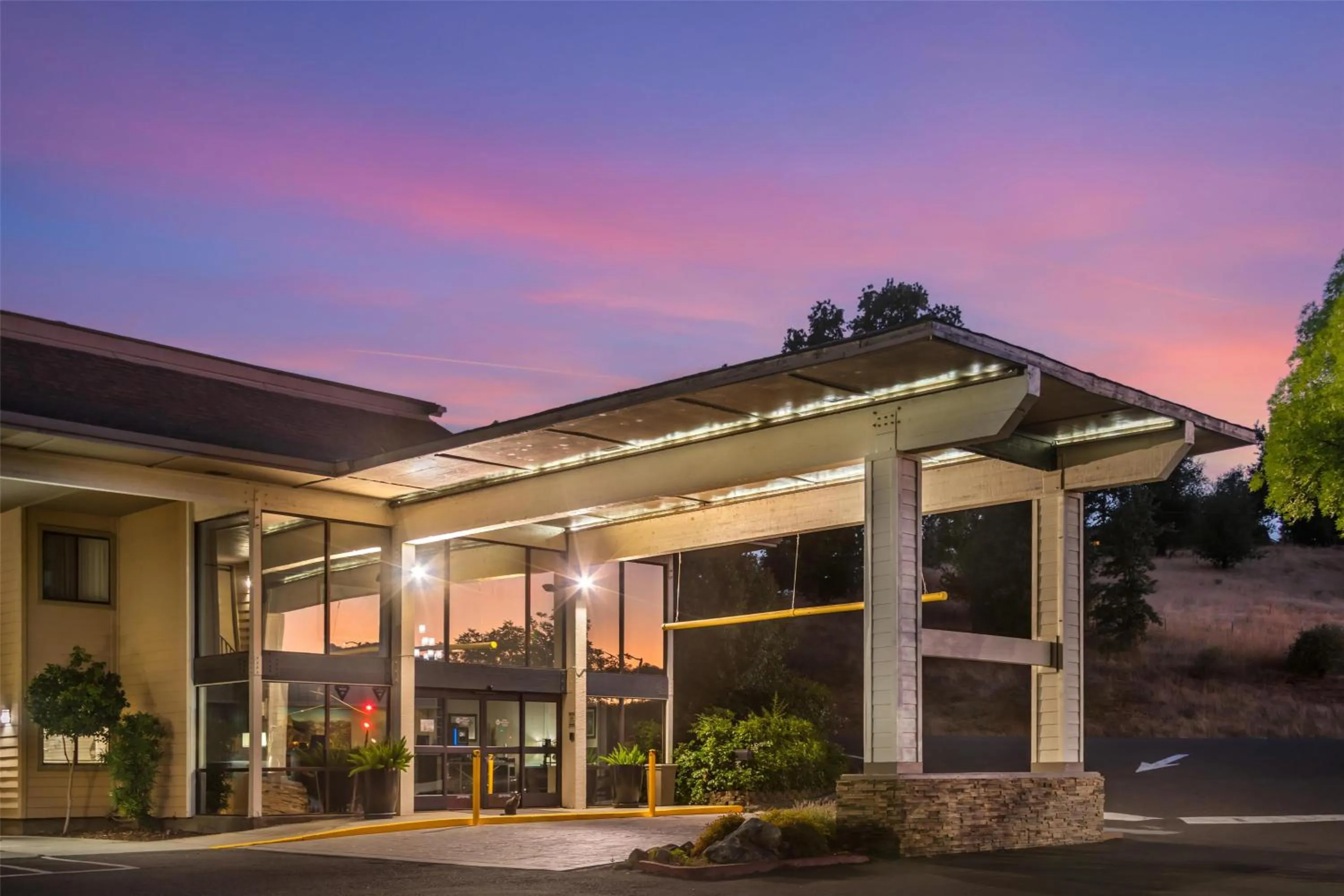 Property building in Best Western Plus Sonora Oaks Hotel and Conference Center