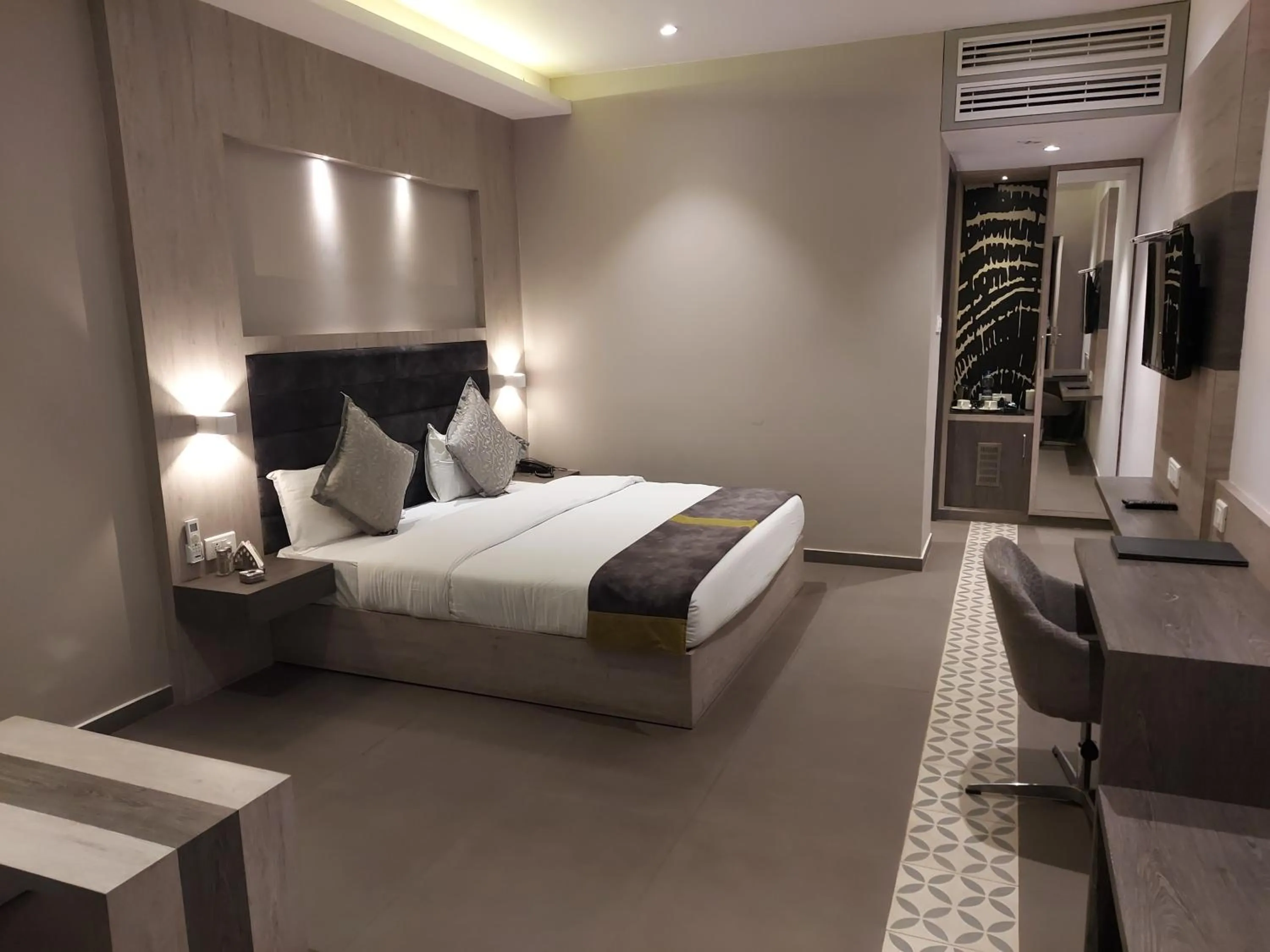 Photo of the whole room, Bed in Kingston Resort