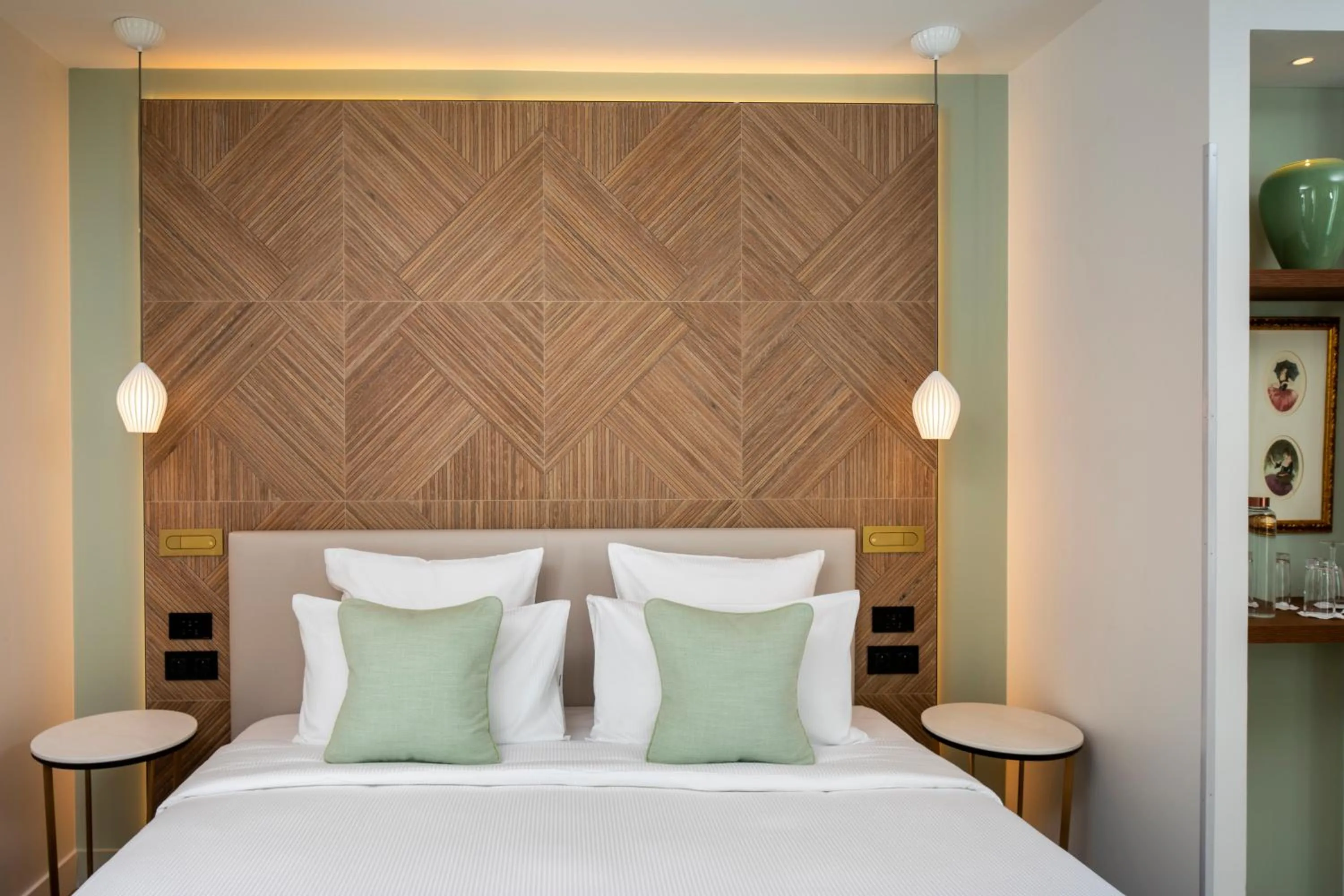 Bed in Hôtel des Champs-Elysées