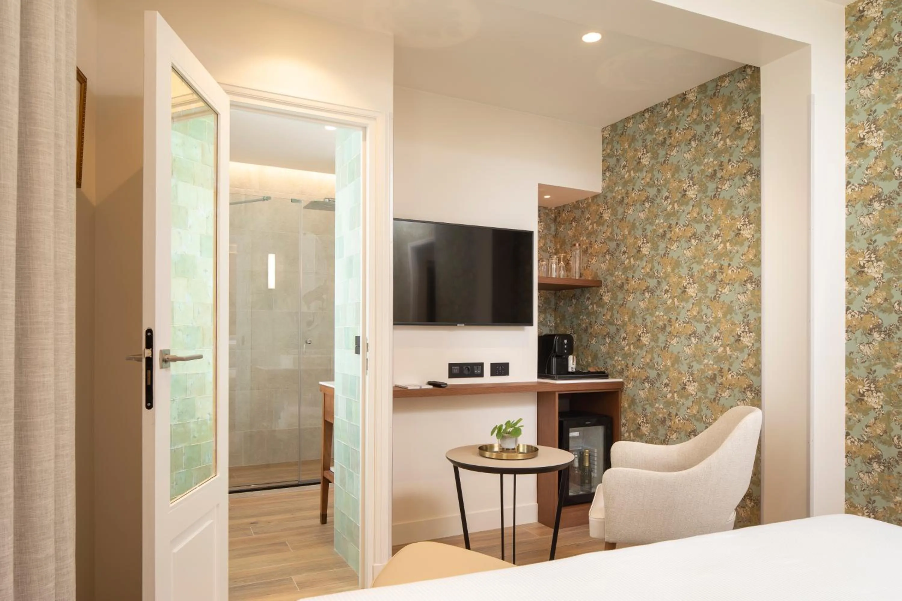 Bed in Hôtel des Champs-Elysées