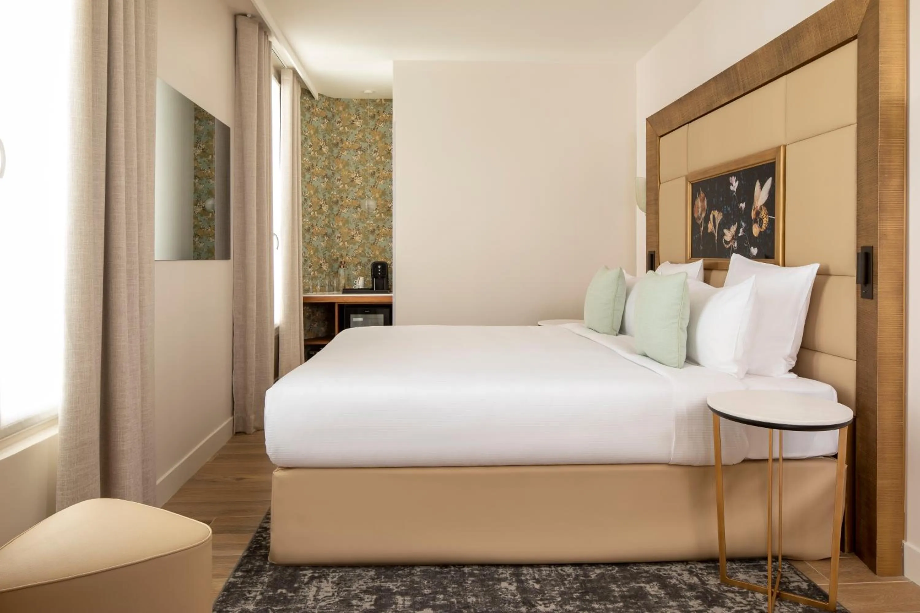 Photo of the whole room, Bed in Hôtel des Champs-Elysées