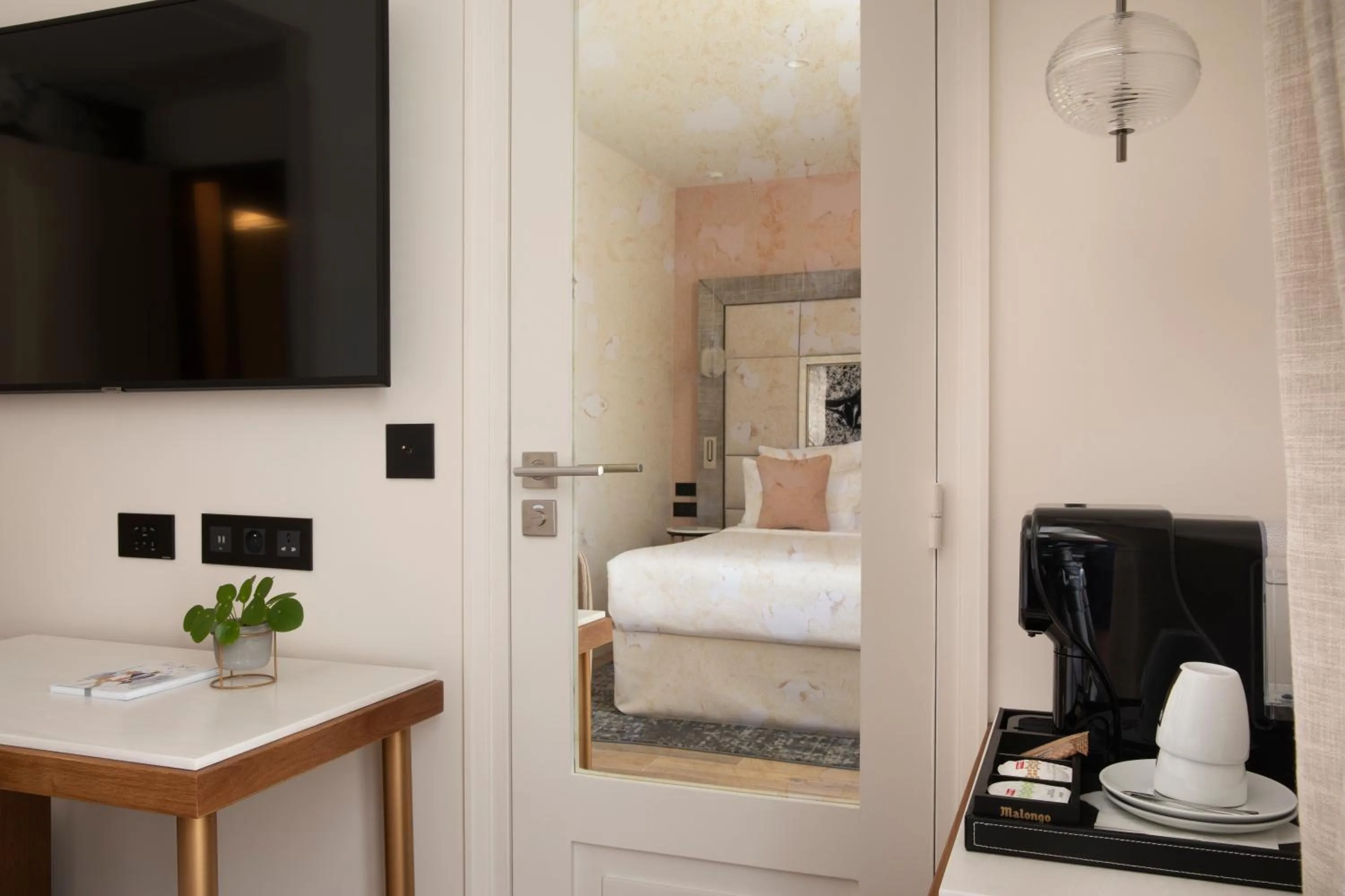 TV and multimedia in Hôtel des Champs-Elysées