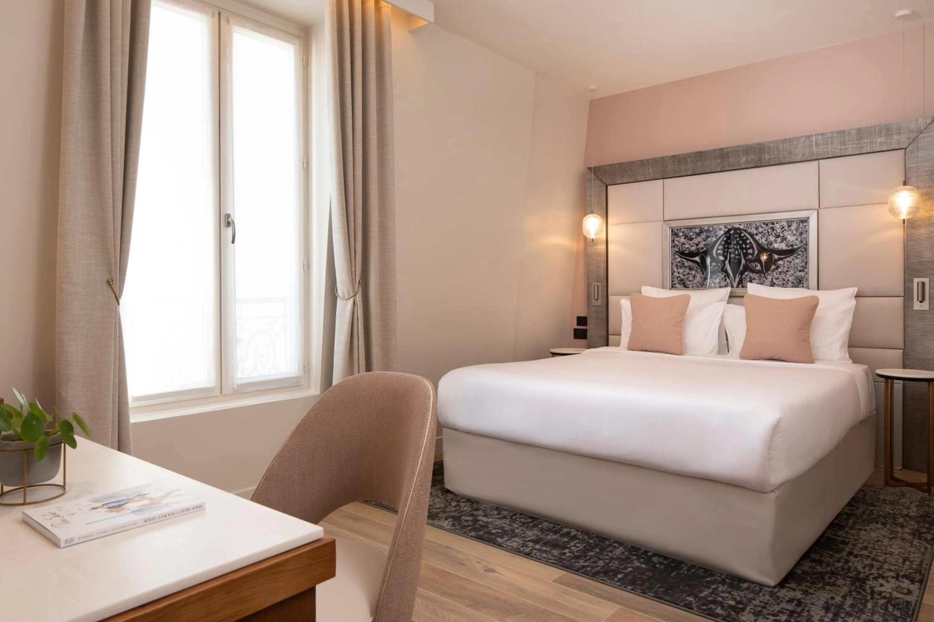 Bed in Hôtel des Champs-Elysées