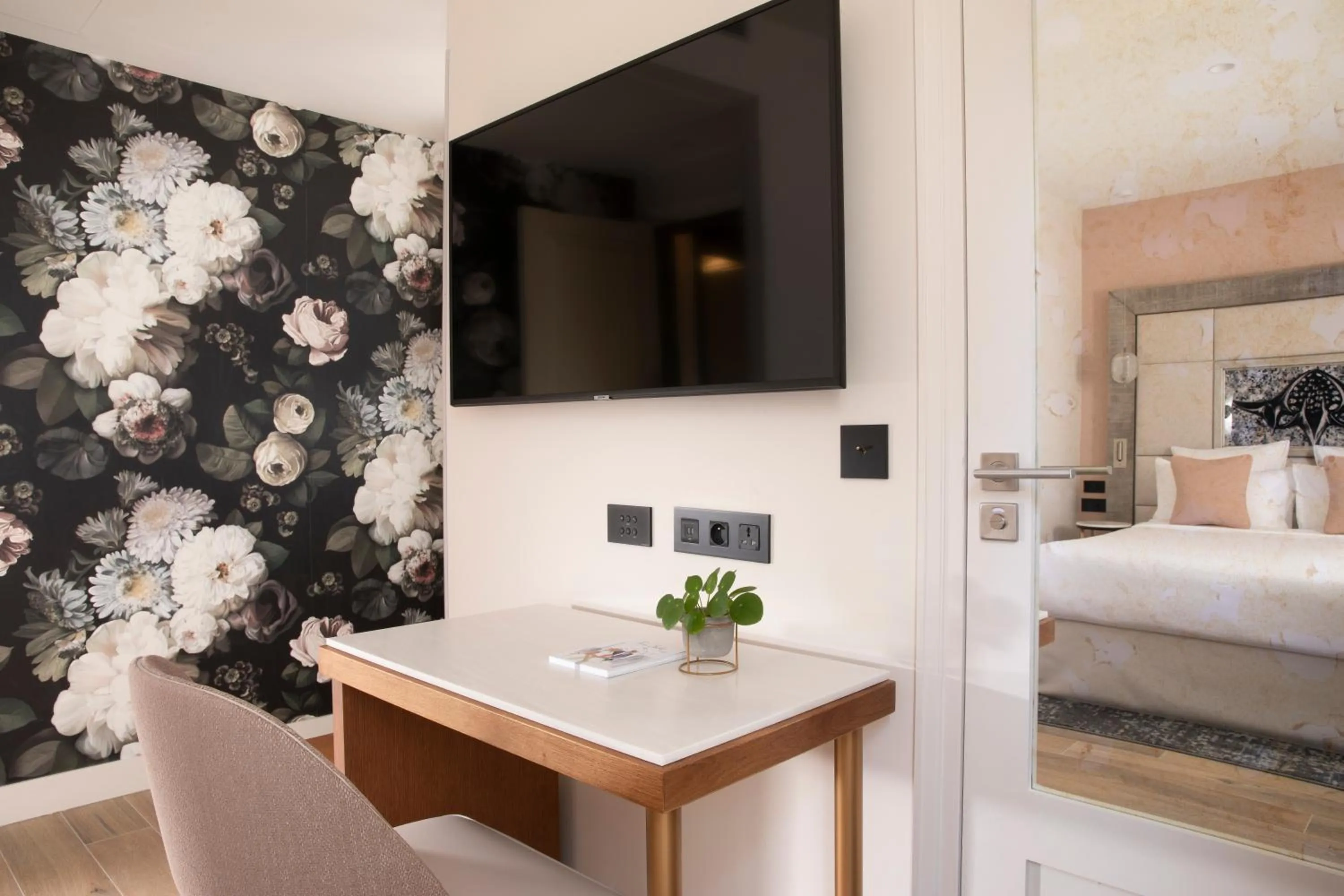 Photo of the whole room in Hôtel des Champs-Elysées