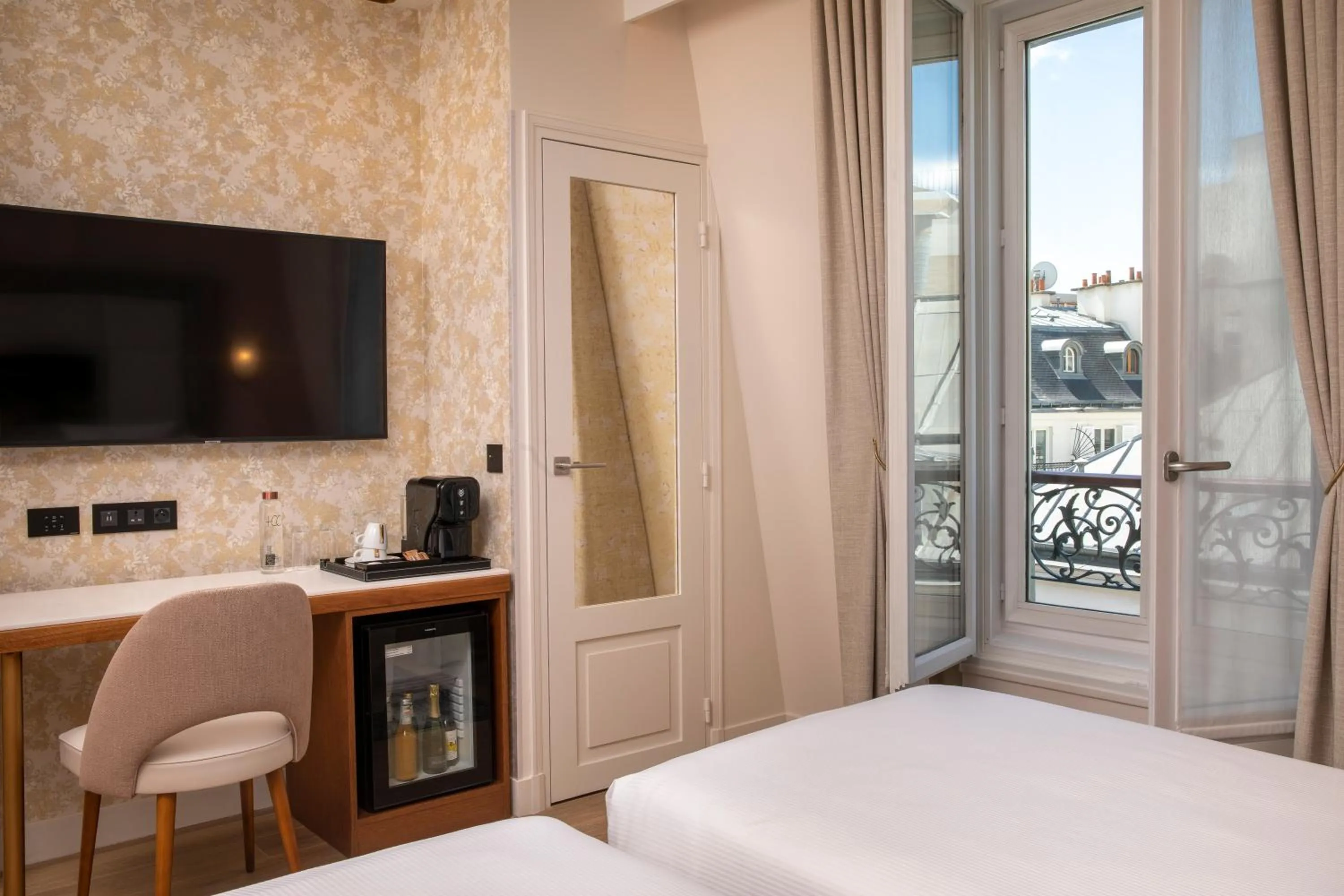 Photo of the whole room, Bed in Hôtel des Champs-Elysées