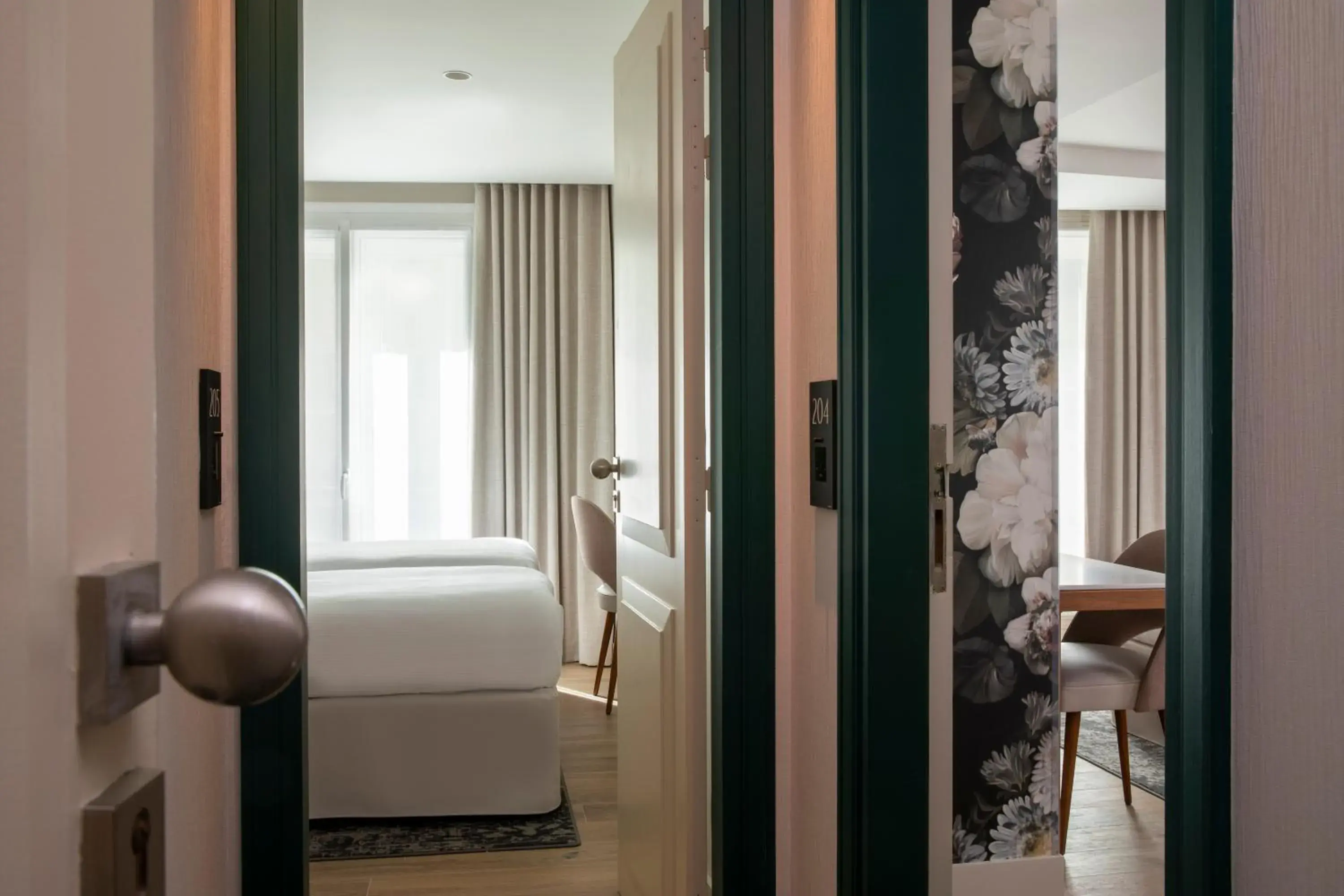 Family Communicating Rooms in Hôtel des Champs-Elysées Family Communicating Rooms in Hôtel des Champs-Elysées