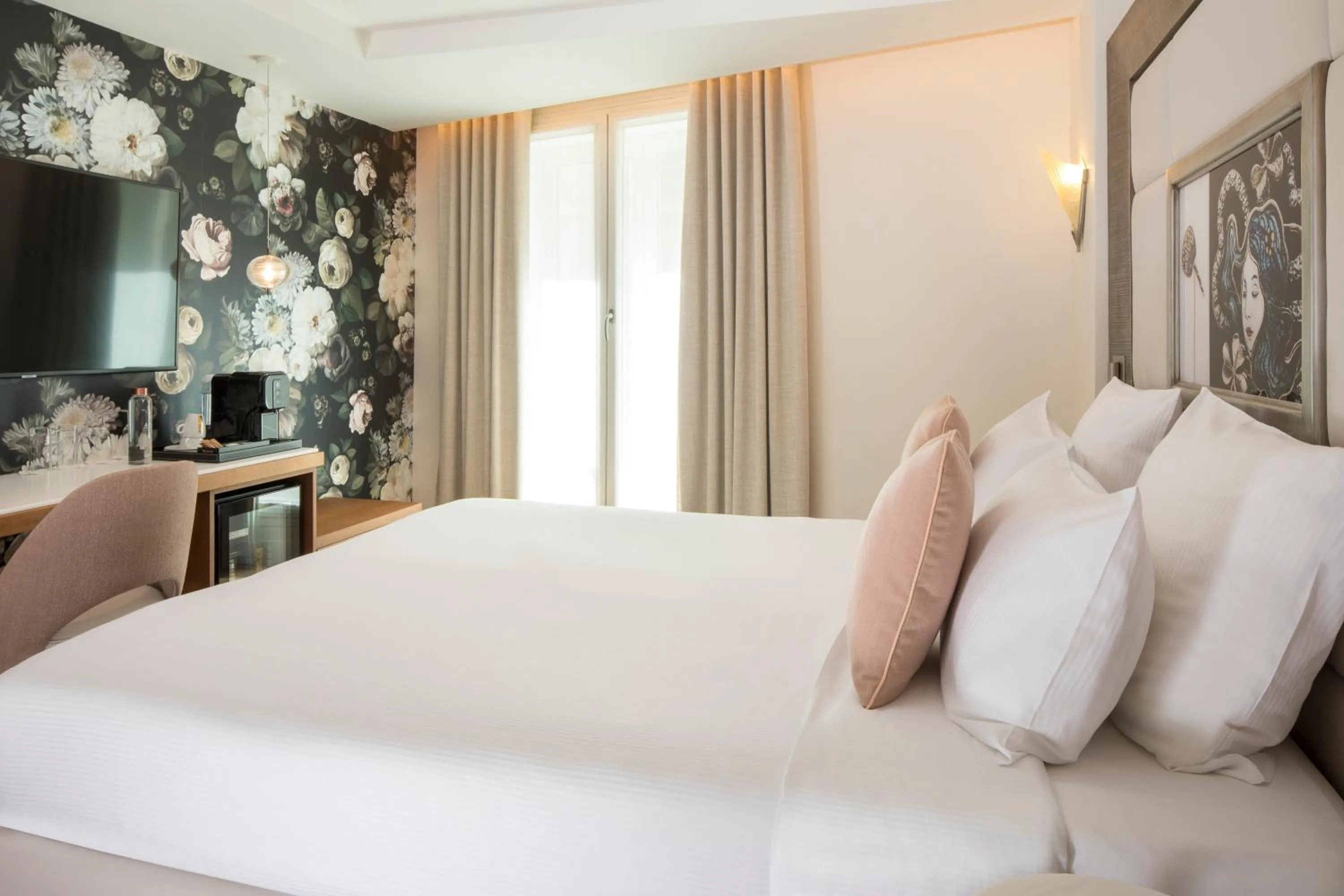 Bed in Hôtel des Champs-Elysées