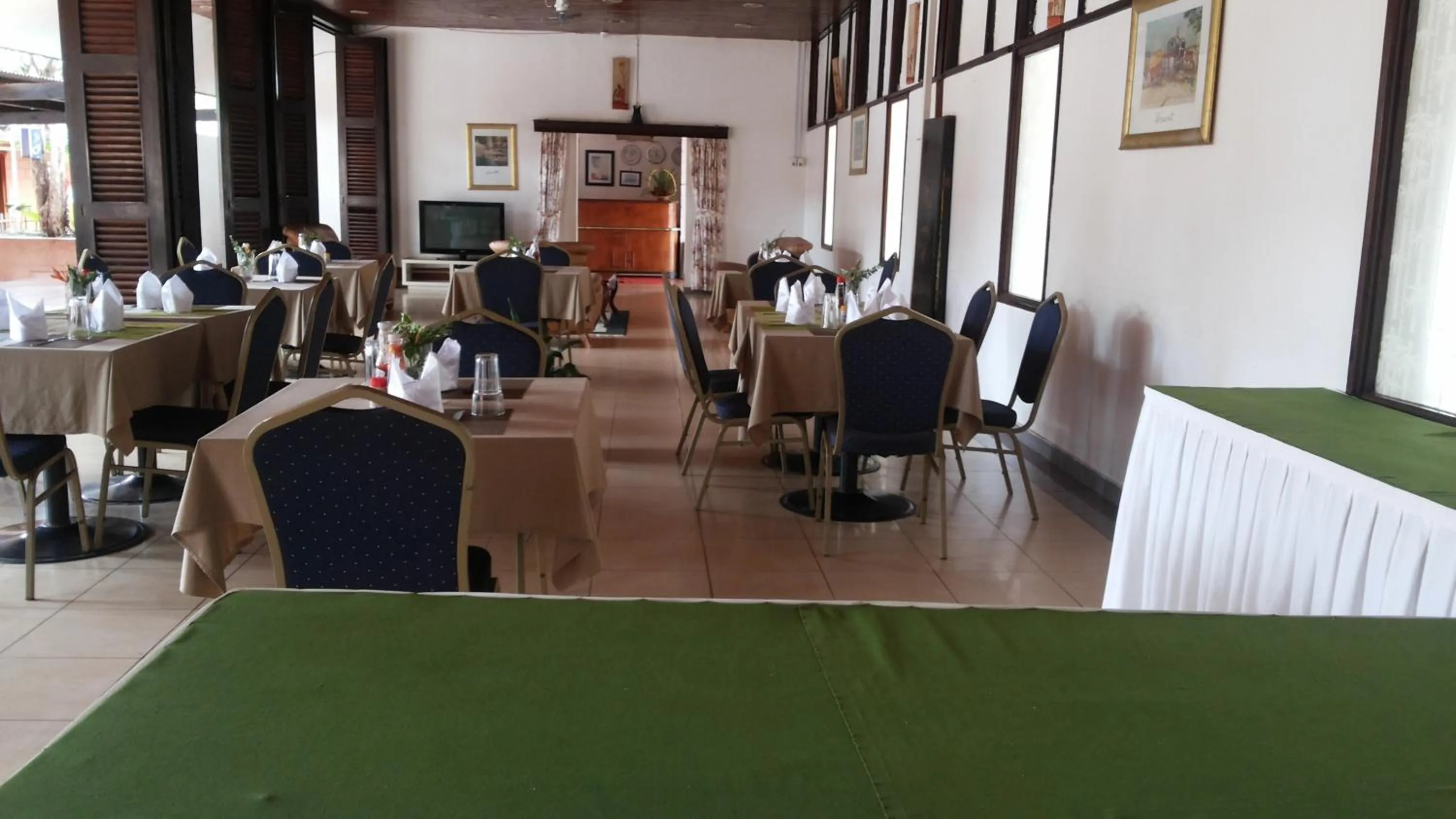 Restaurant/places to eat in St Lira Hotel