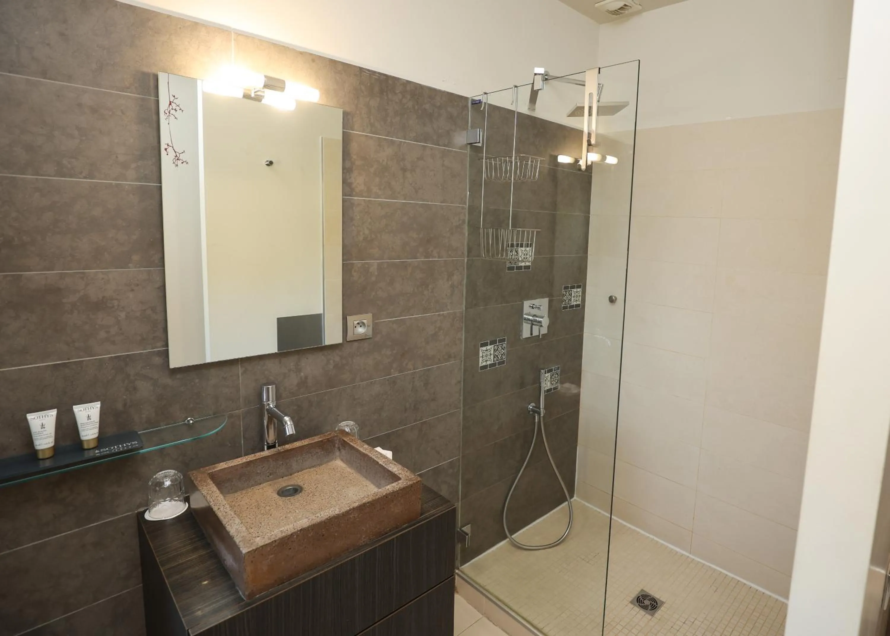 Shower in Hôtel Château de Lacan