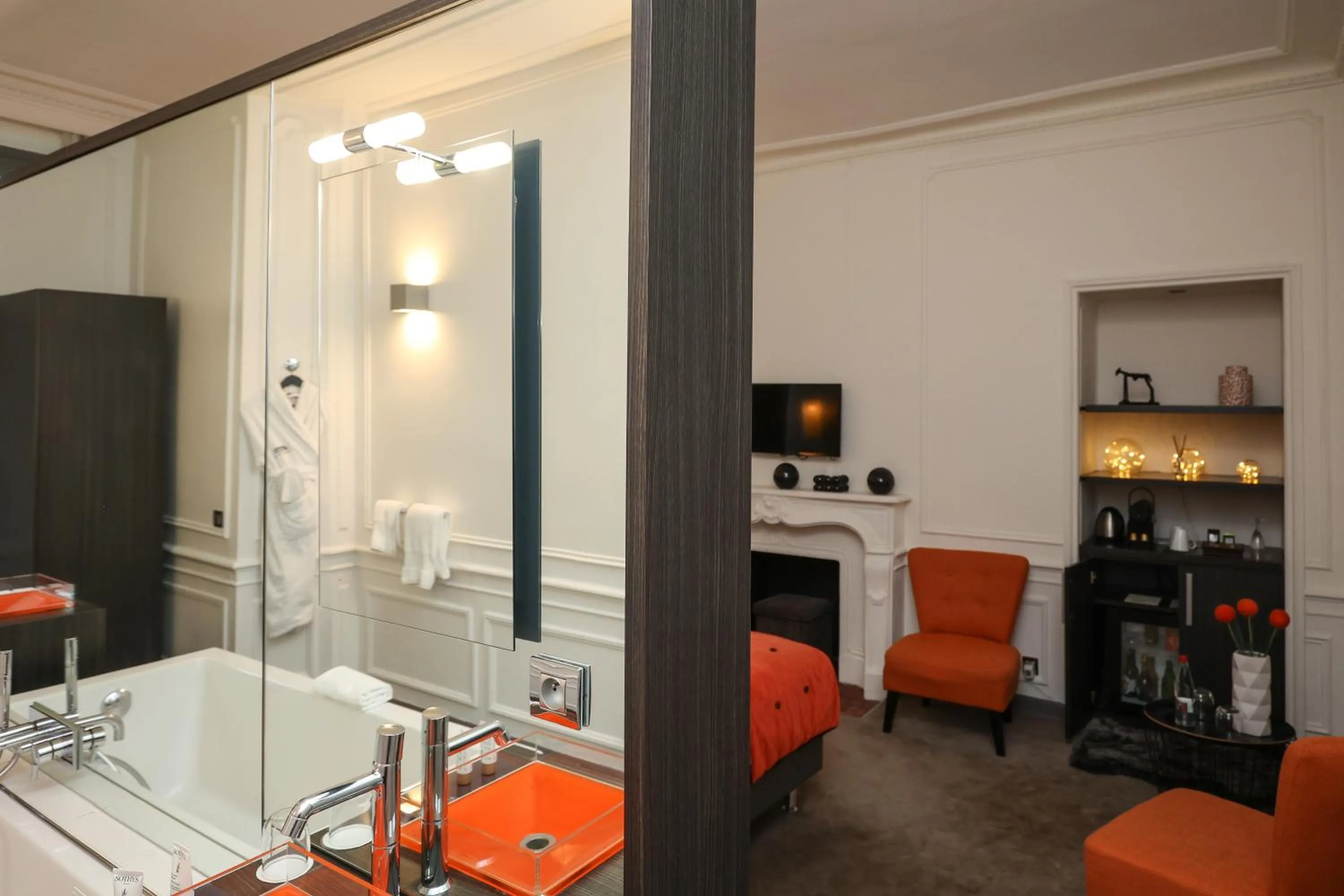 Photo of the whole room in Hôtel Château de Lacan