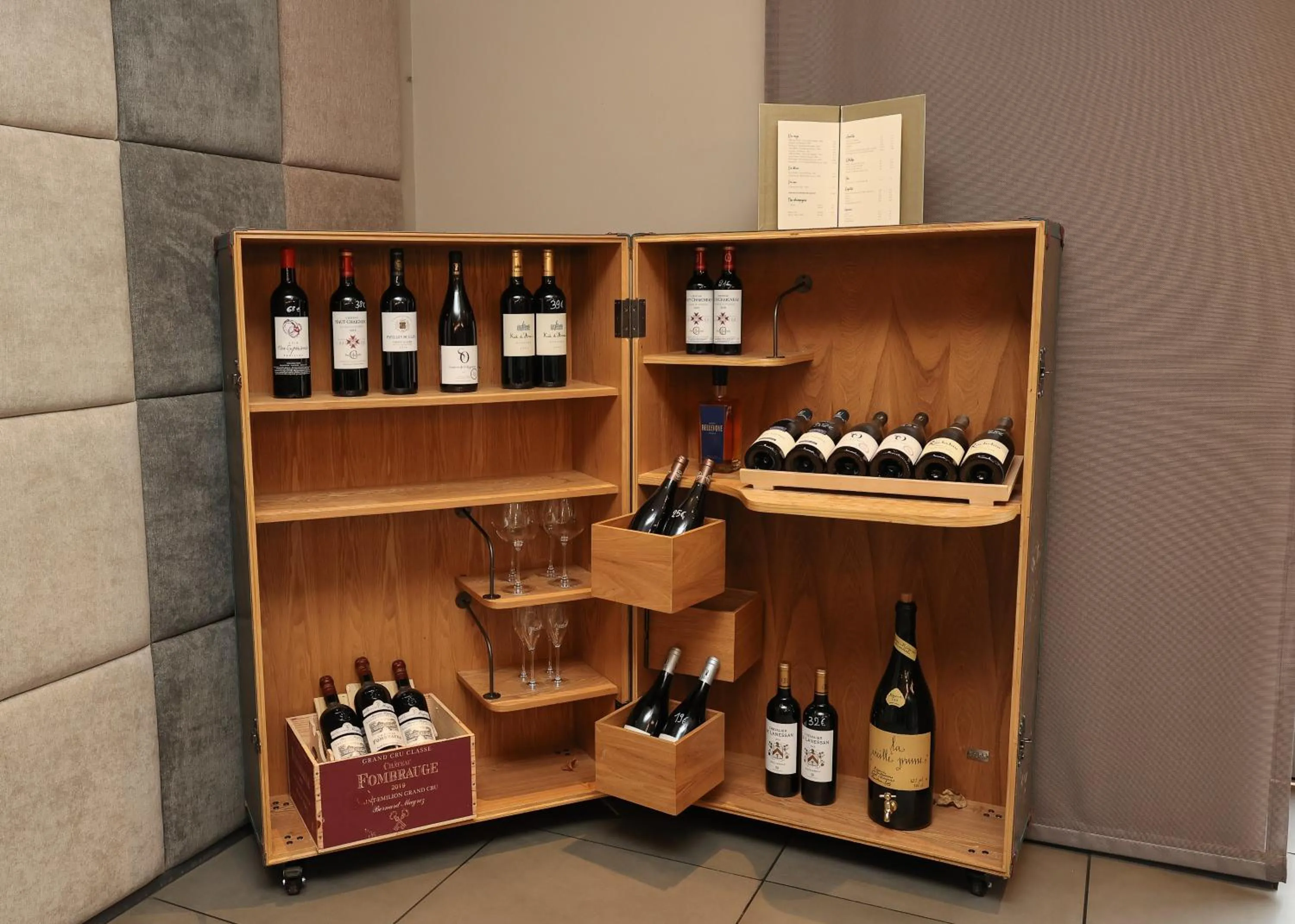 Lounge or bar in Hôtel Château de Lacan