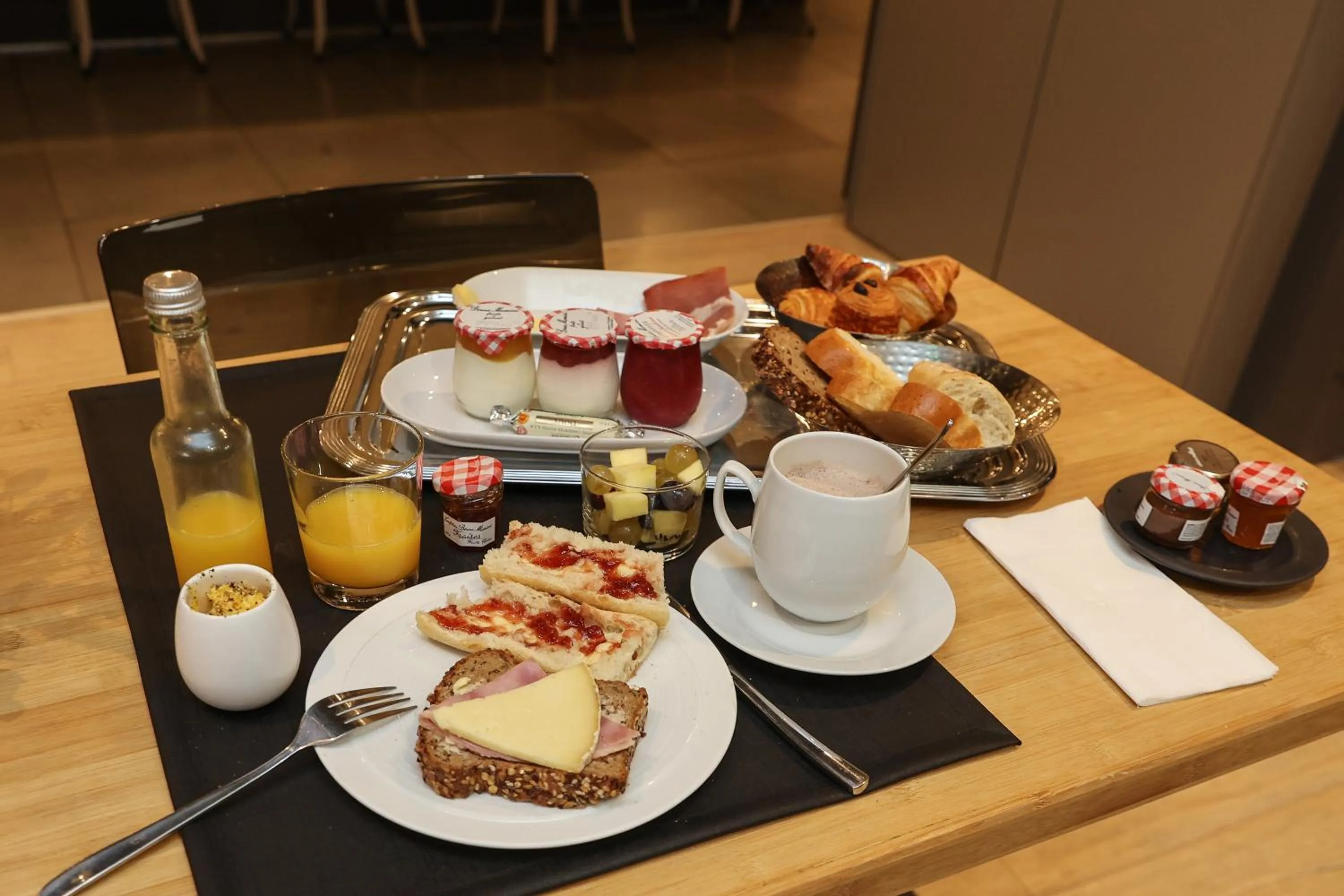 Breakfast in Hôtel Château de Lacan