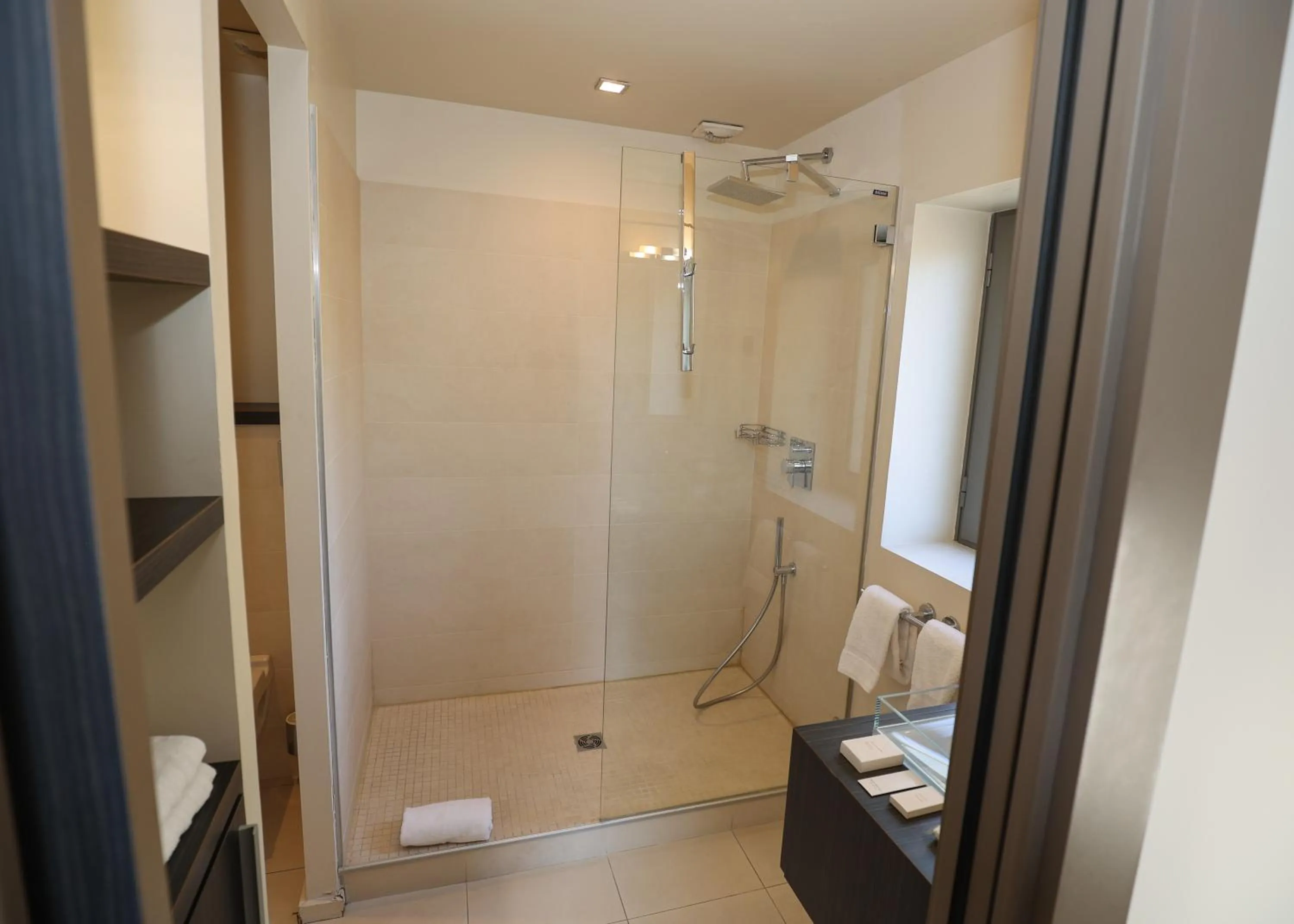 Shower in Hôtel Château de Lacan