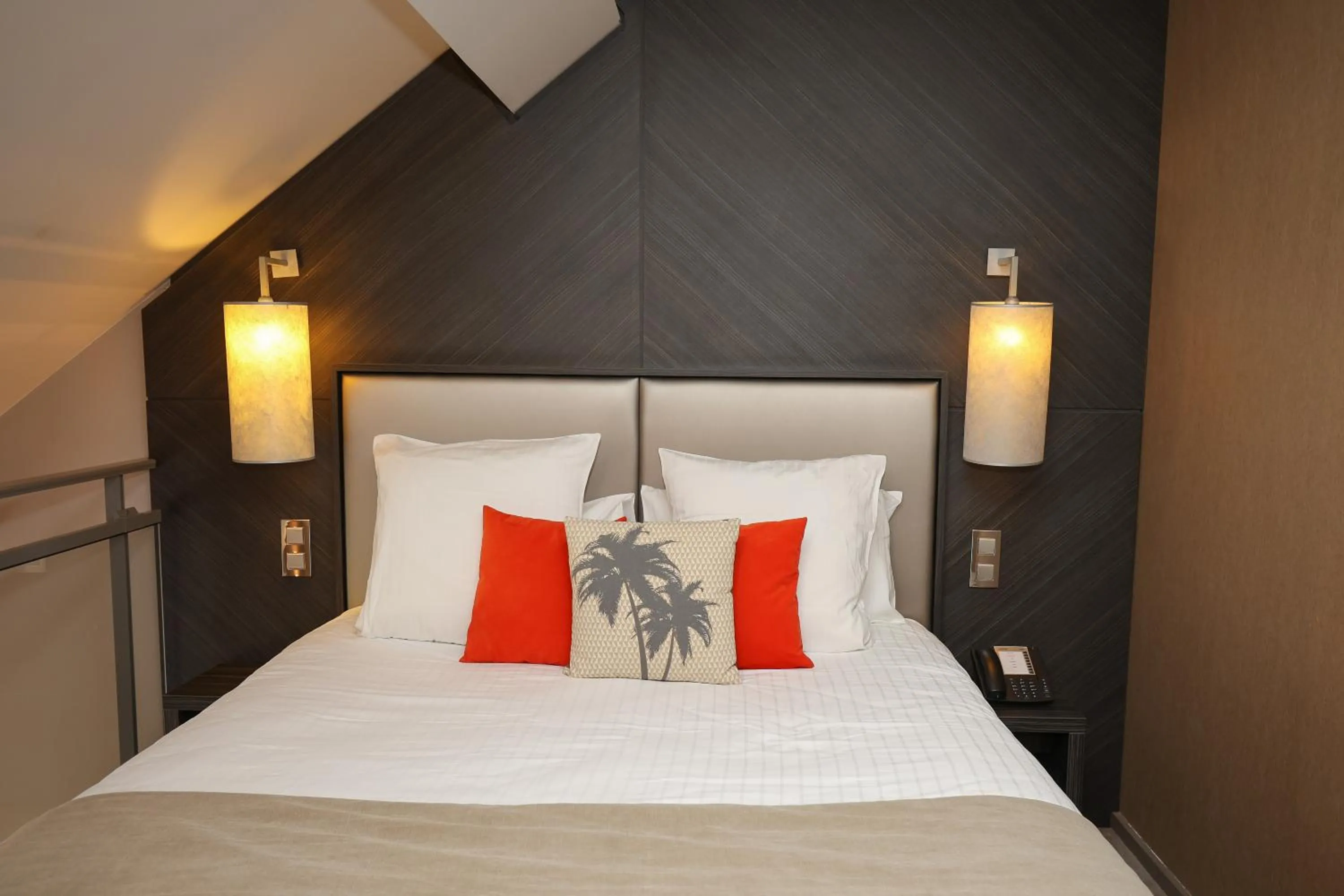 Bed in Hôtel Château de Lacan