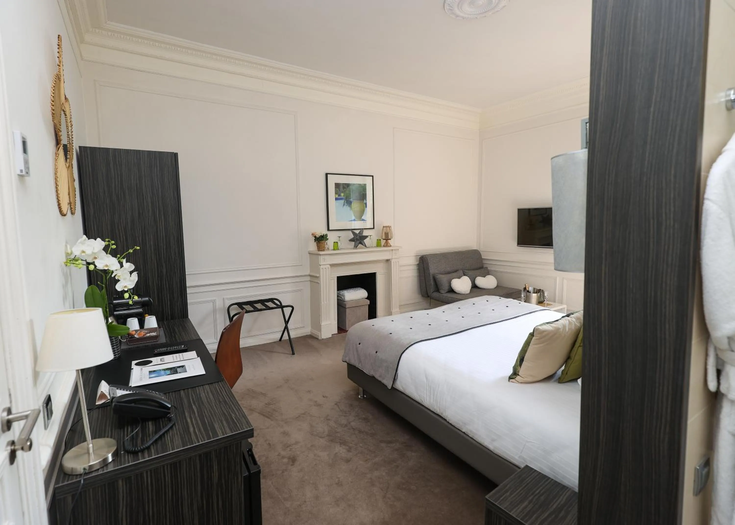 Living room, Bed in Hôtel Château de Lacan