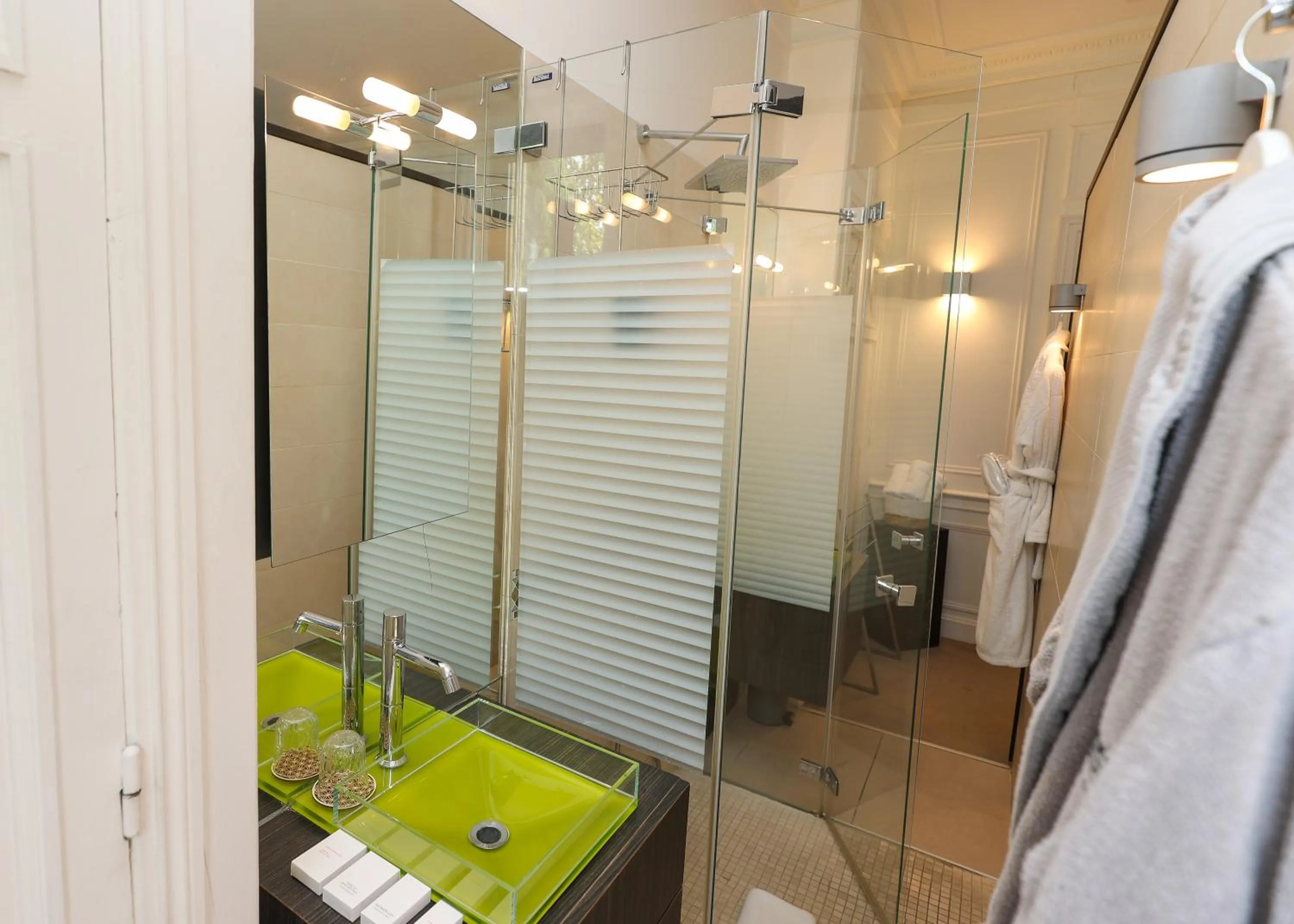 Bathroom in Hôtel Château de Lacan