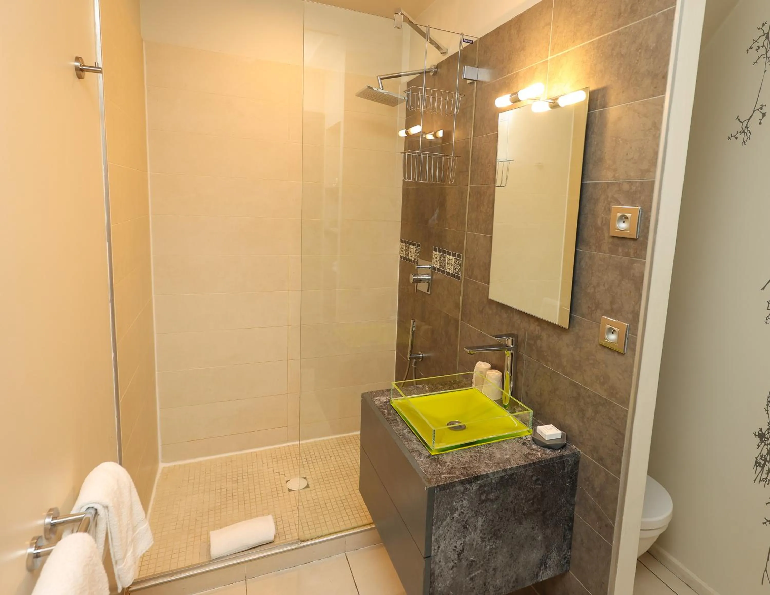 Shower in Hôtel Château de Lacan