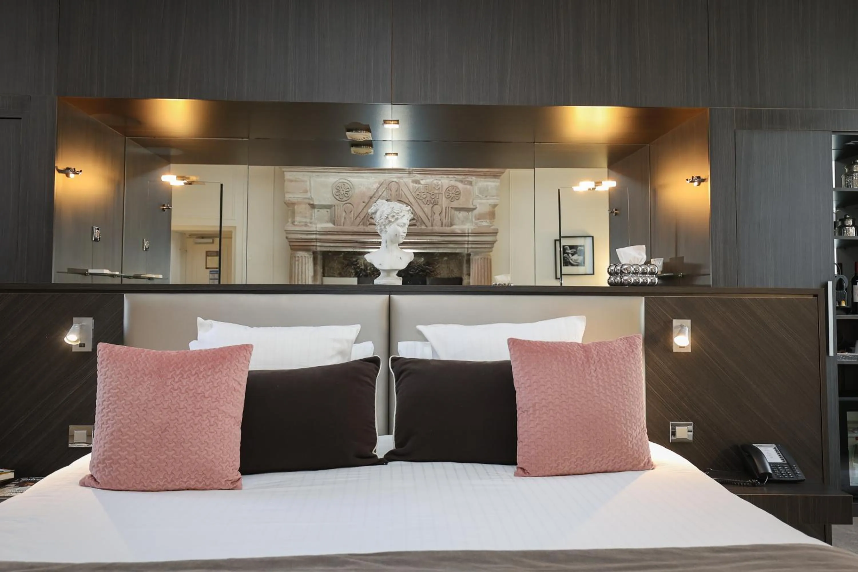 Photo of the whole room in Hôtel Château de Lacan