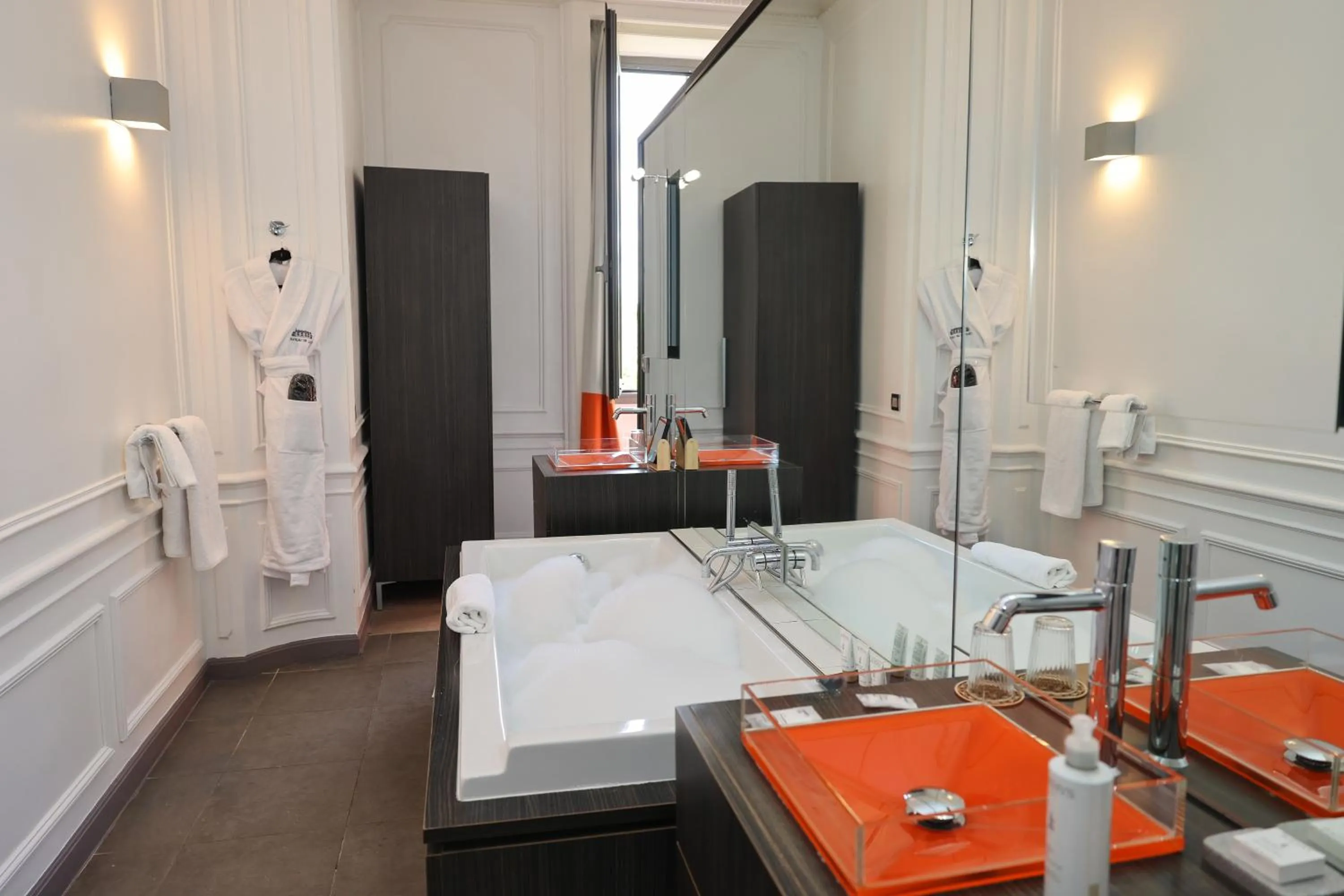 Bathroom in Hôtel Château de Lacan