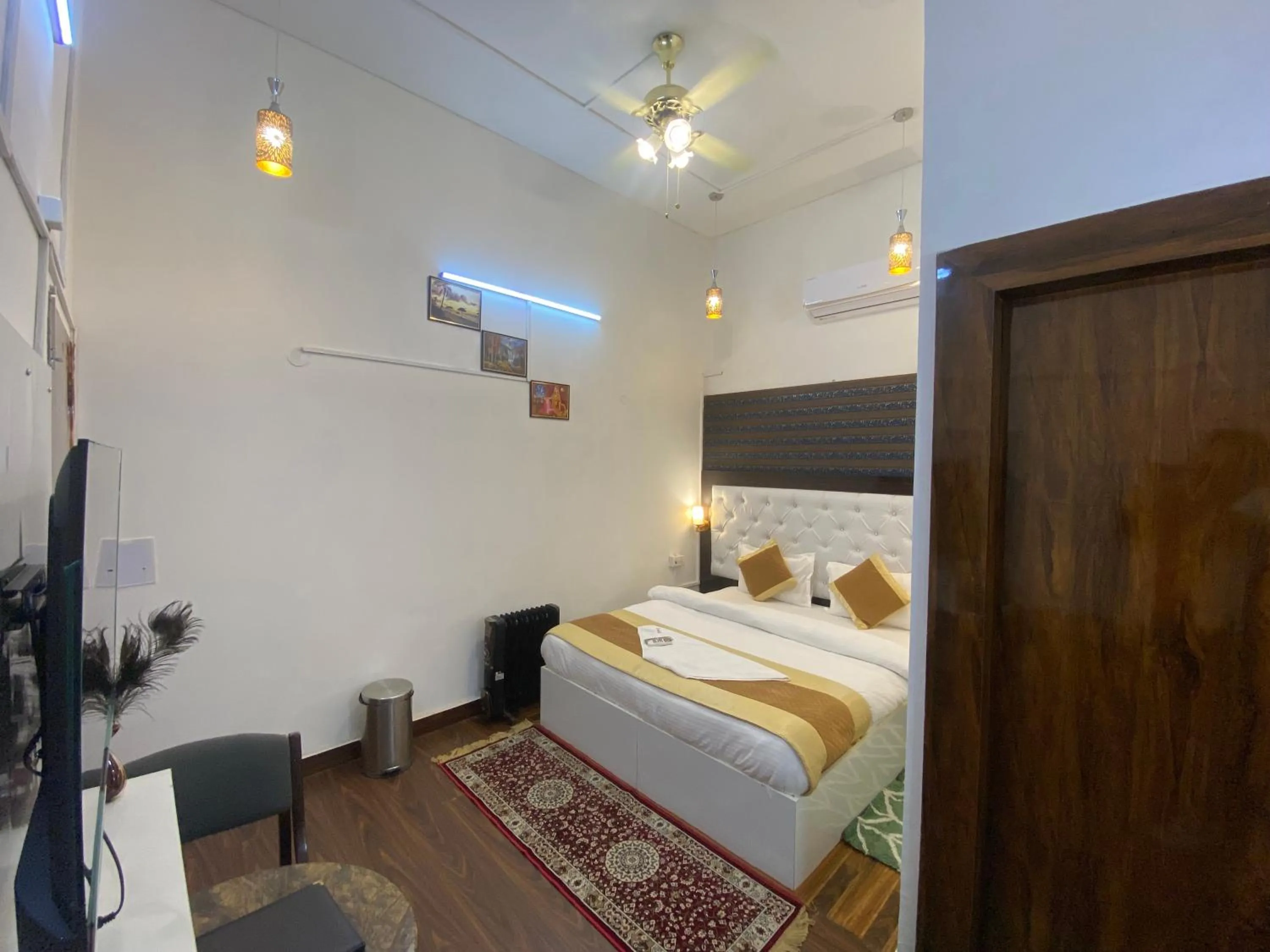 Bedroom, Bed in Golden Homestay