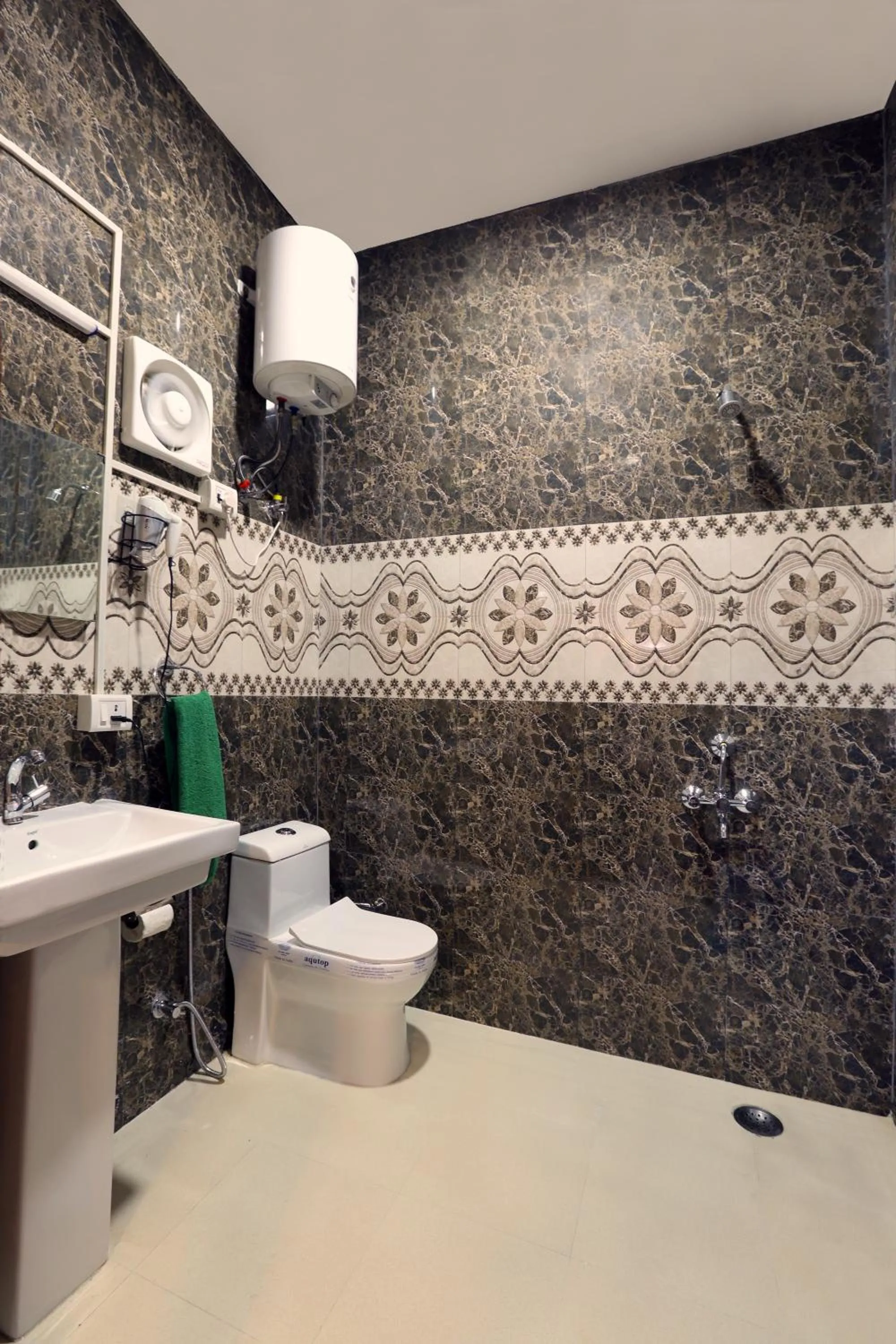 Bathroom in Golden Homestay