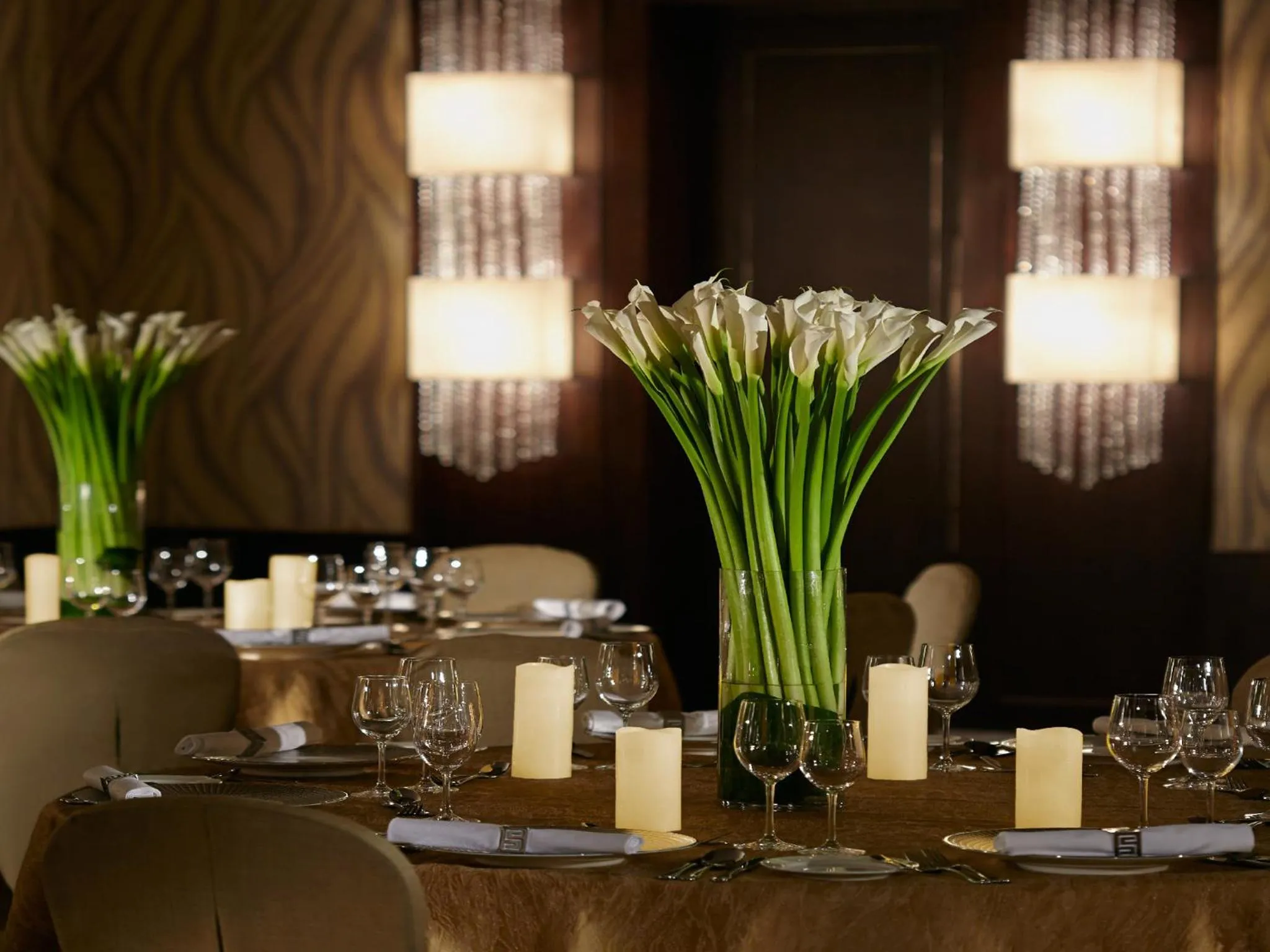 Restaurant/places to eat in Jing An Shangri-La, Shanghai - sits centrally amid Puxi's iconic landmarks, uniquely positioned nearby Jing'an Temple