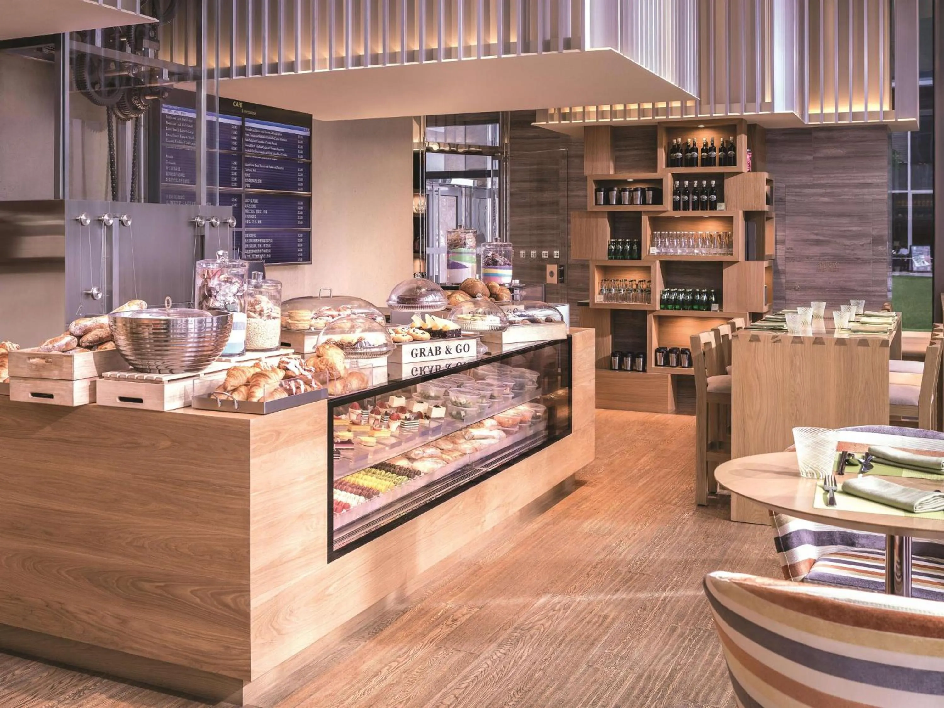 Restaurant/places to eat in Jing An Shangri-La, Shanghai - sits centrally amid Puxi's iconic landmarks, uniquely positioned nearby Jing'an Temple