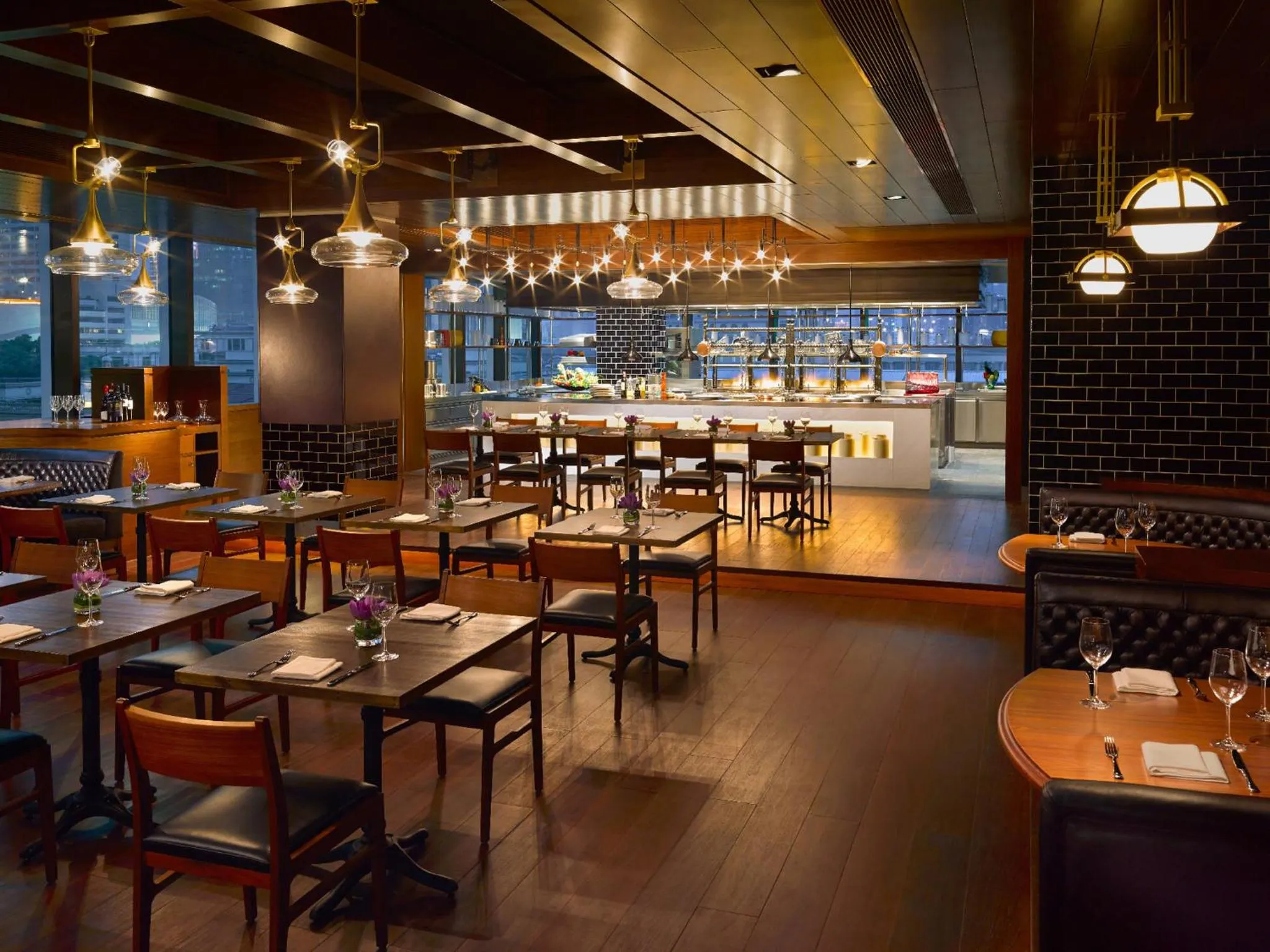 Restaurant/places to eat in Jing An Shangri-La, Shanghai - sits centrally amid Puxi's iconic landmarks, uniquely positioned nearby Jing'an Temple