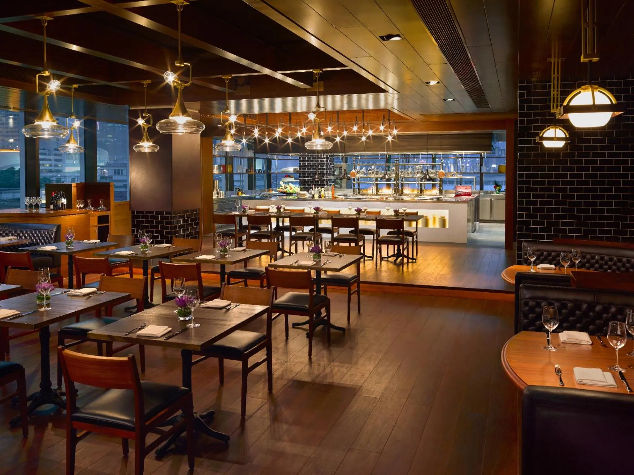 Restaurant/places to eat in Jing An Shangri-La, Shanghai - sits centrally amid Puxi's iconic landmarks, uniquely positioned nearby Jing'an Temple