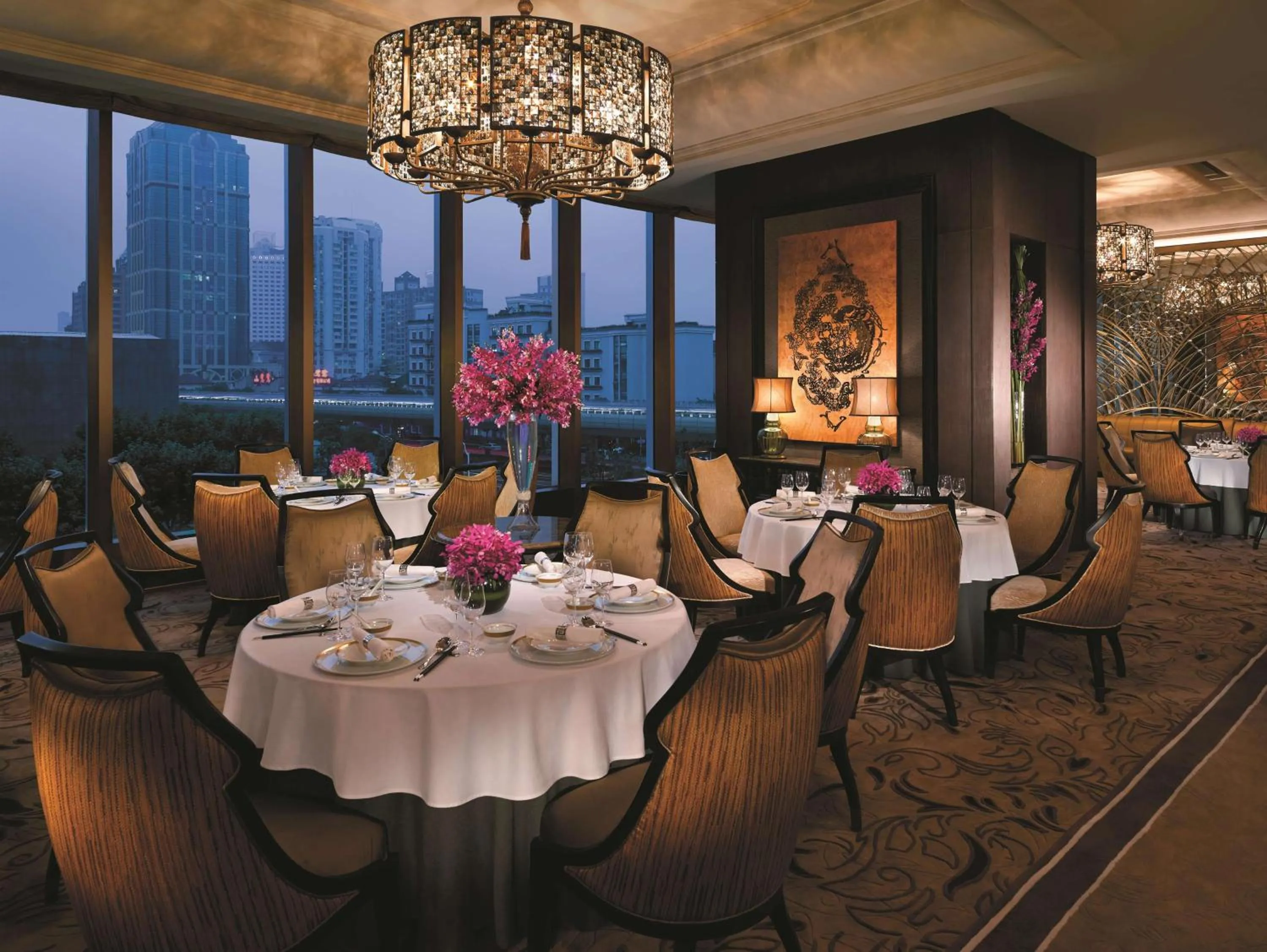 Restaurant/places to eat in Jing An Shangri-La, Shanghai - sits centrally amid Puxi's iconic landmarks, uniquely positioned nearby Jing'an Temple