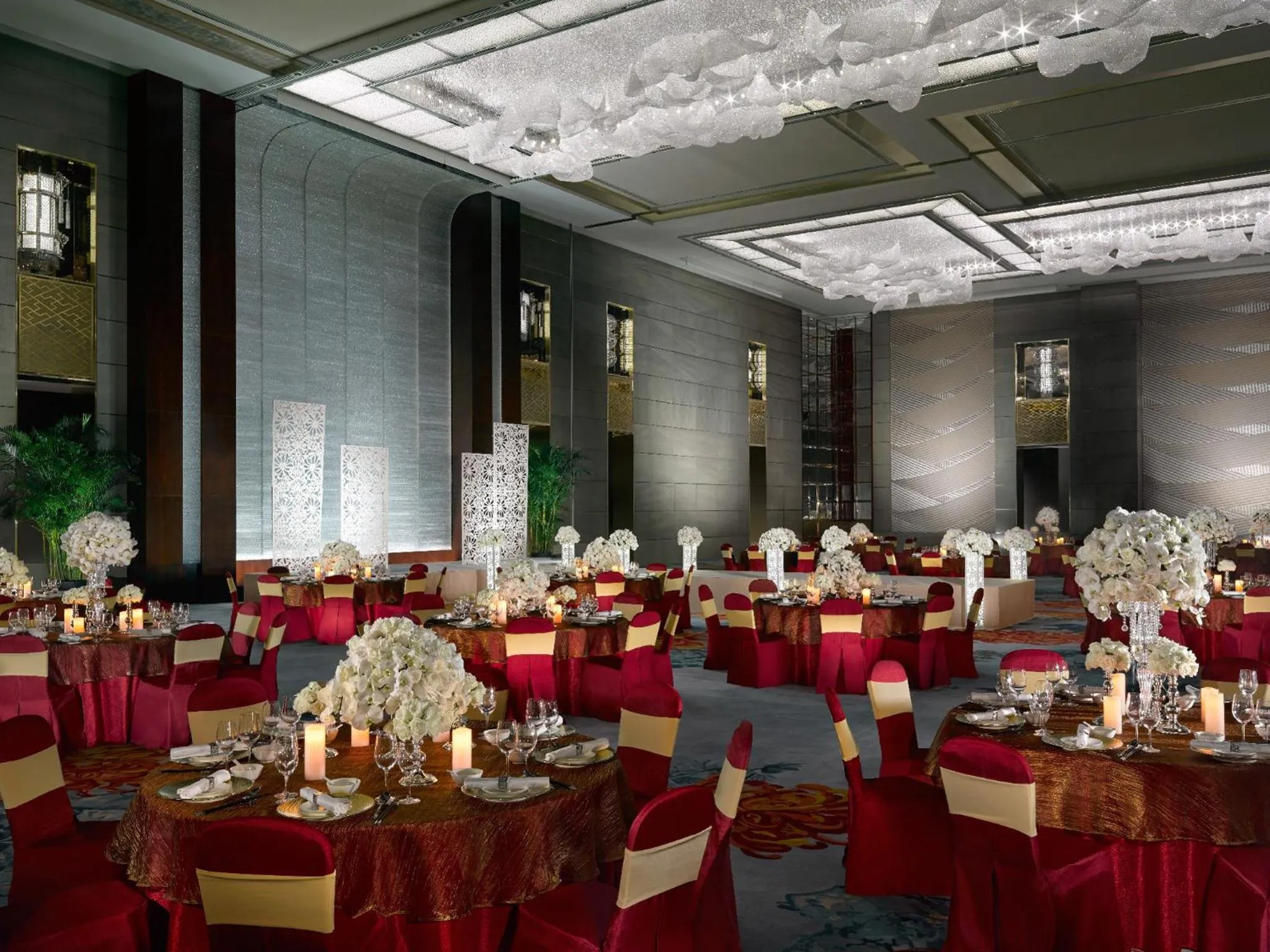 Restaurant/places to eat in Jing An Shangri-La, Shanghai - sits centrally amid Puxi's iconic landmarks, uniquely positioned nearby Jing'an Temple