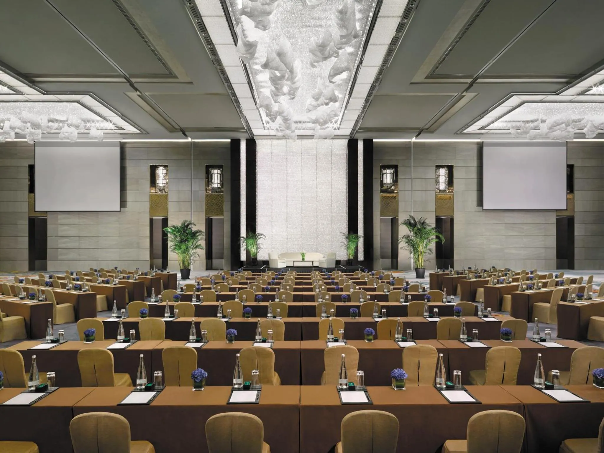 Banquet/Function facilities in Jing An Shangri-La, Shanghai - sits centrally amid Puxi's iconic landmarks, uniquely positioned nearby Jing'an Temple