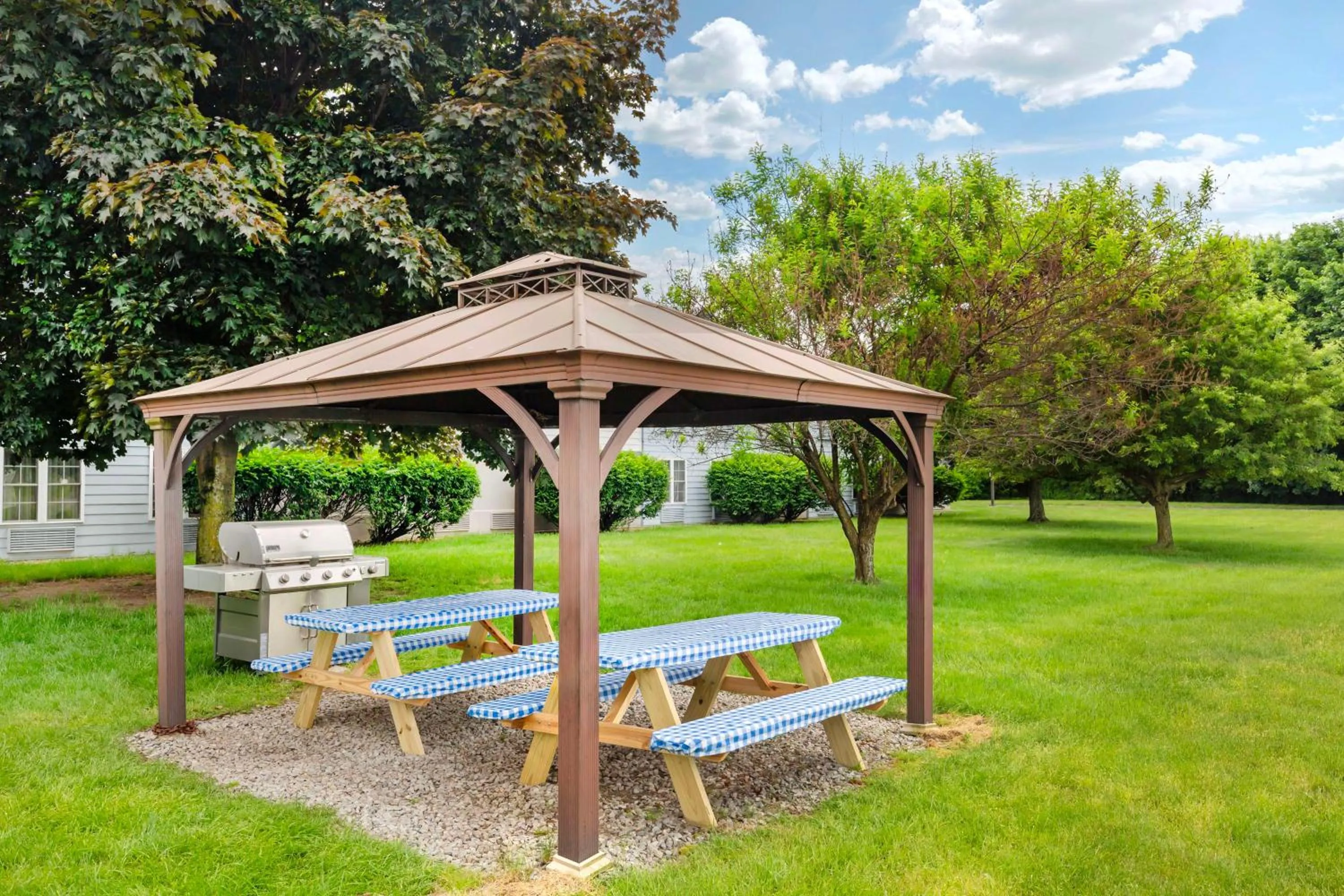 Property building in Best Western Hartford Hotel and Suites