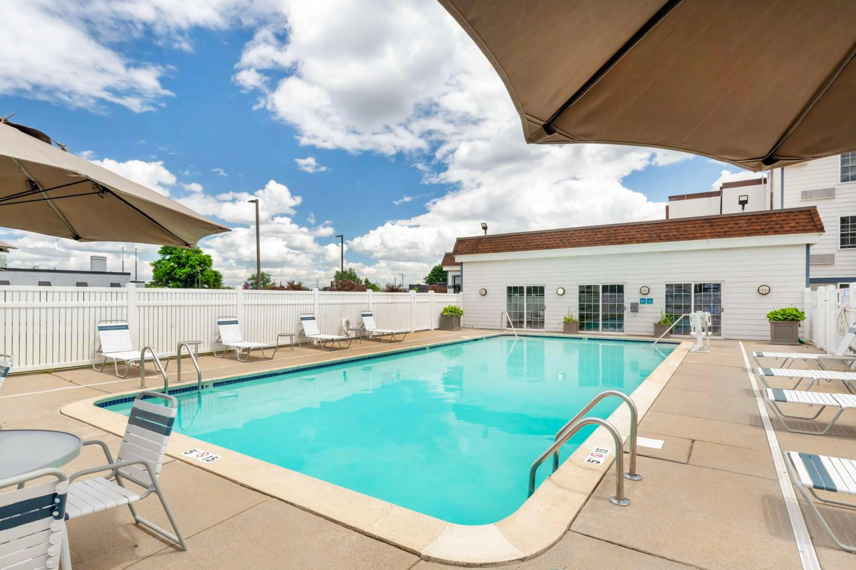 Pool view in Best Western Hartford Hotel and Suites