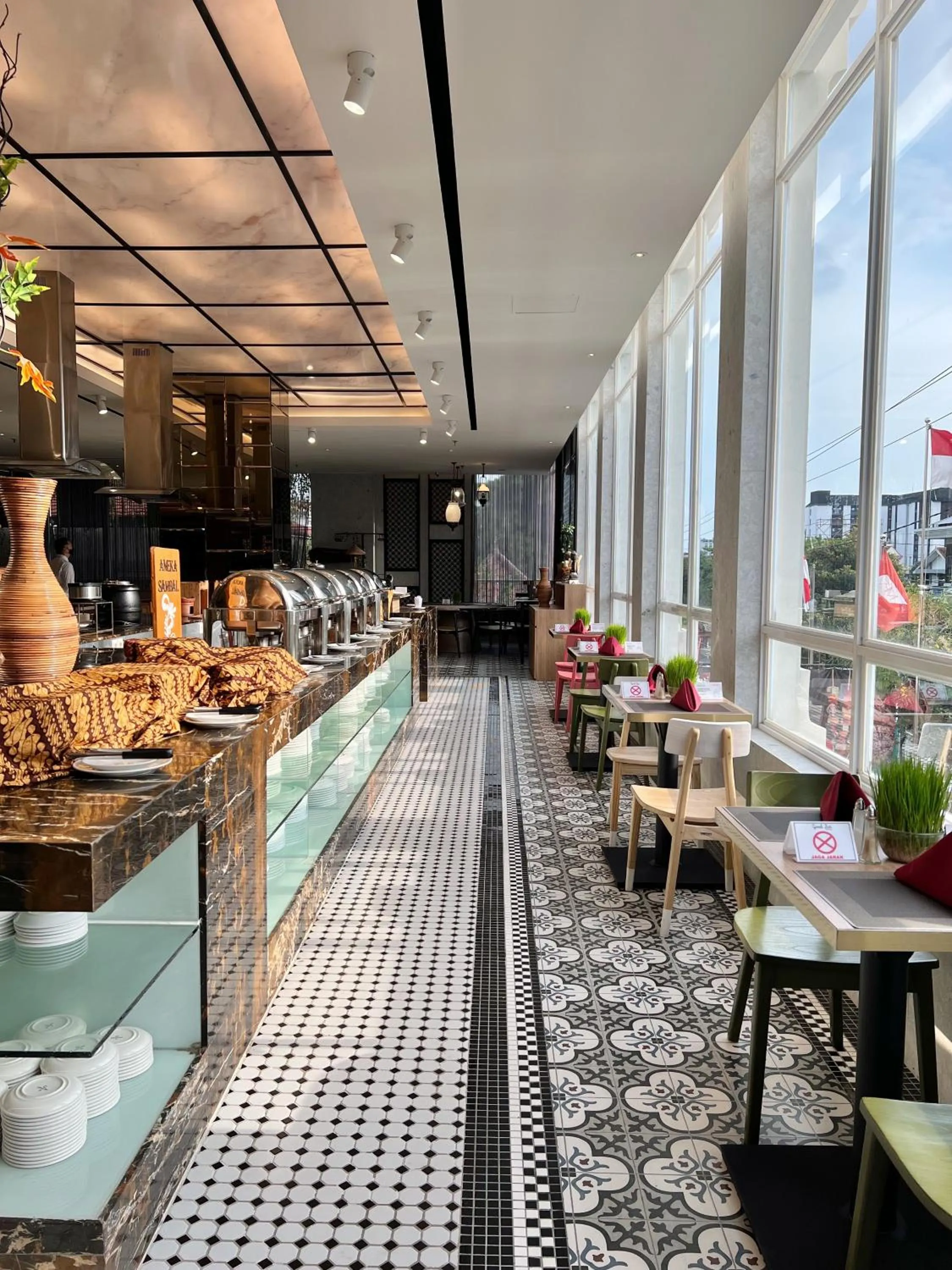 Restaurant/places to eat in Grand Zuri Malioboro