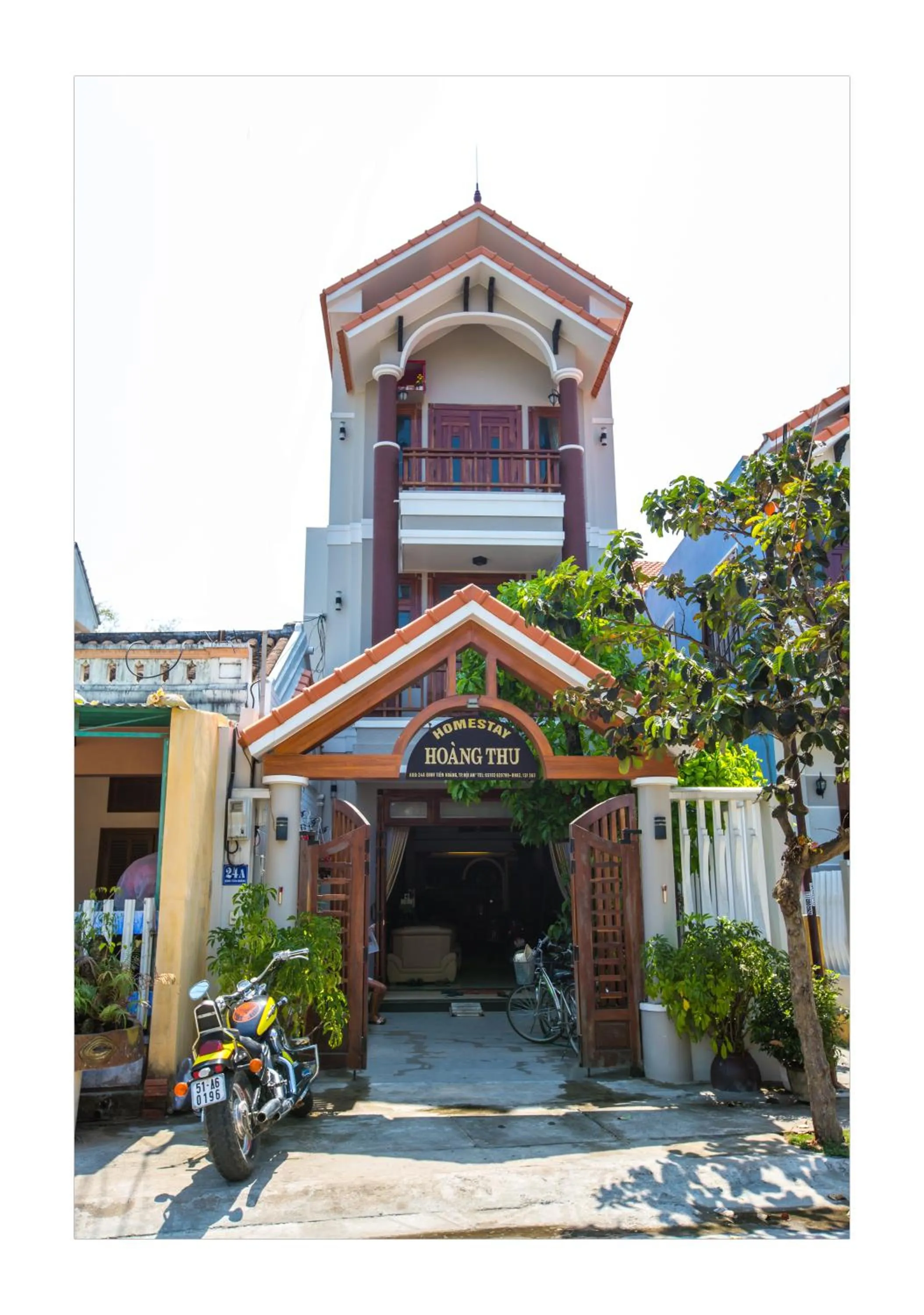 Facade/entrance in Hoang Thu Hostel
