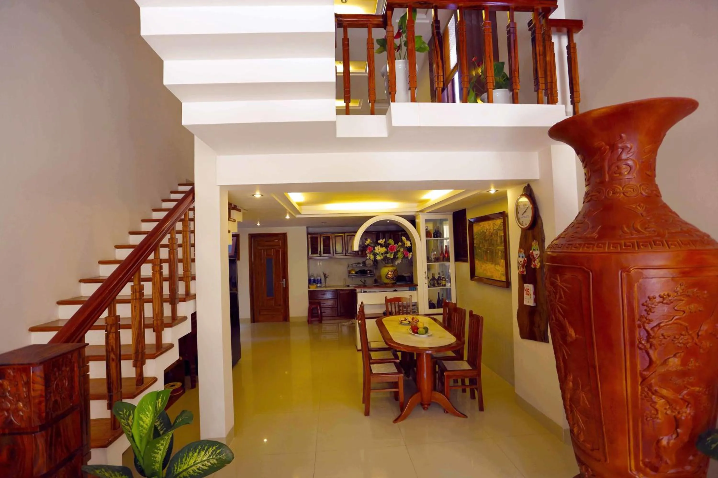 Dining area in Hoang Thu Hostel
