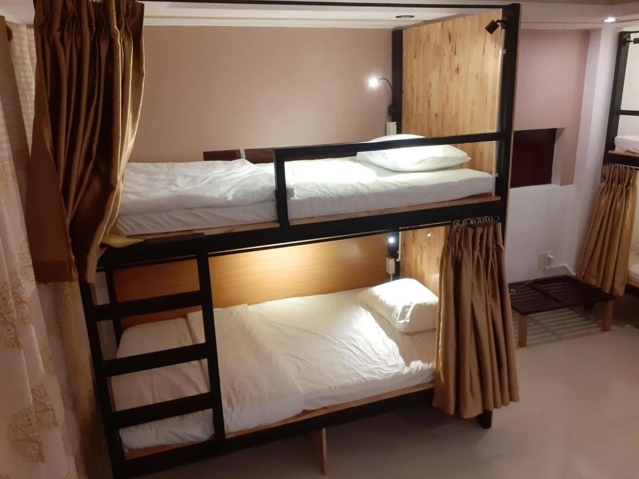 bunk bed, Bed in Hoang Thu Hostel