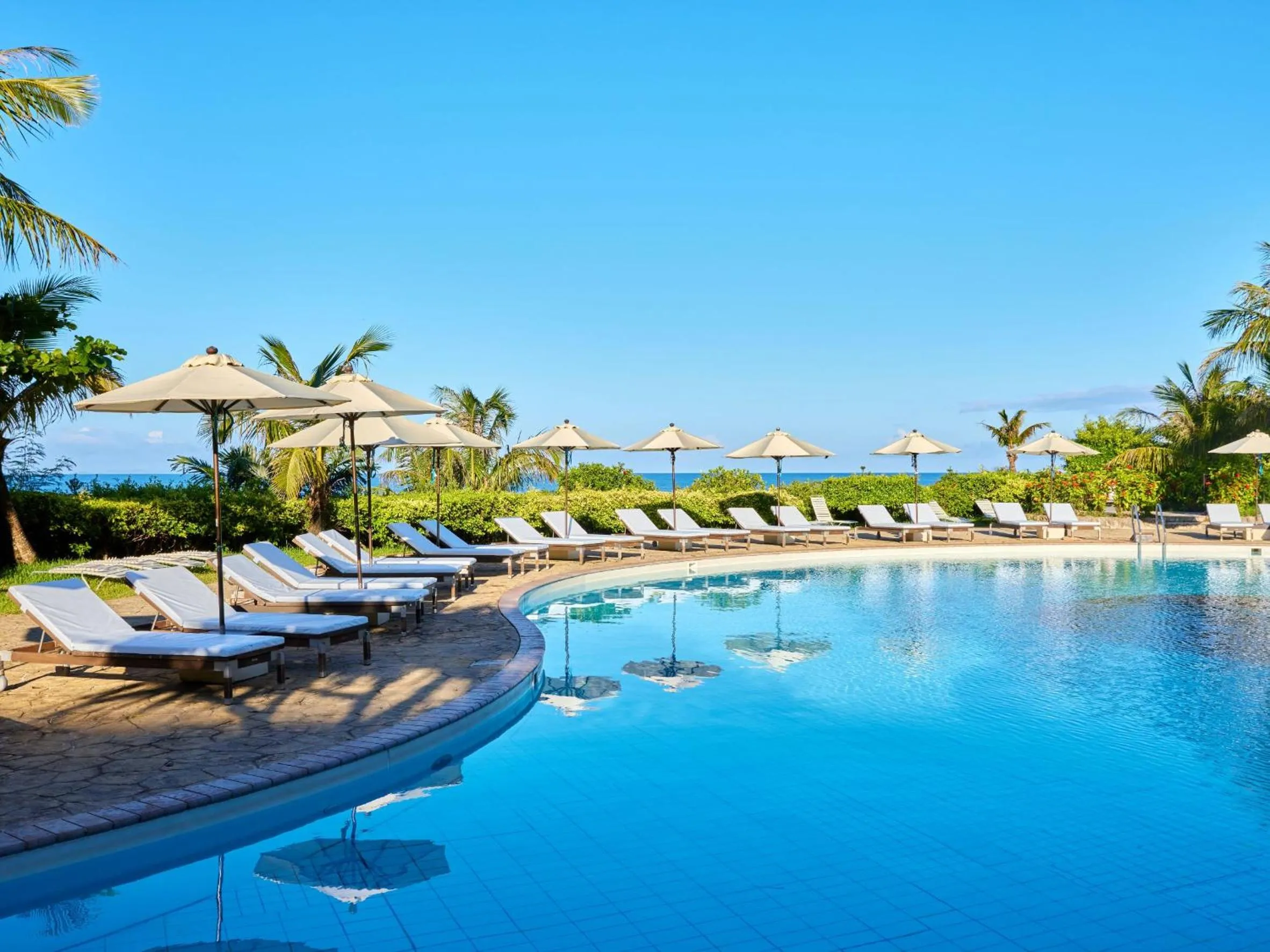 Swimming pool in Hotel Nikko Alivila