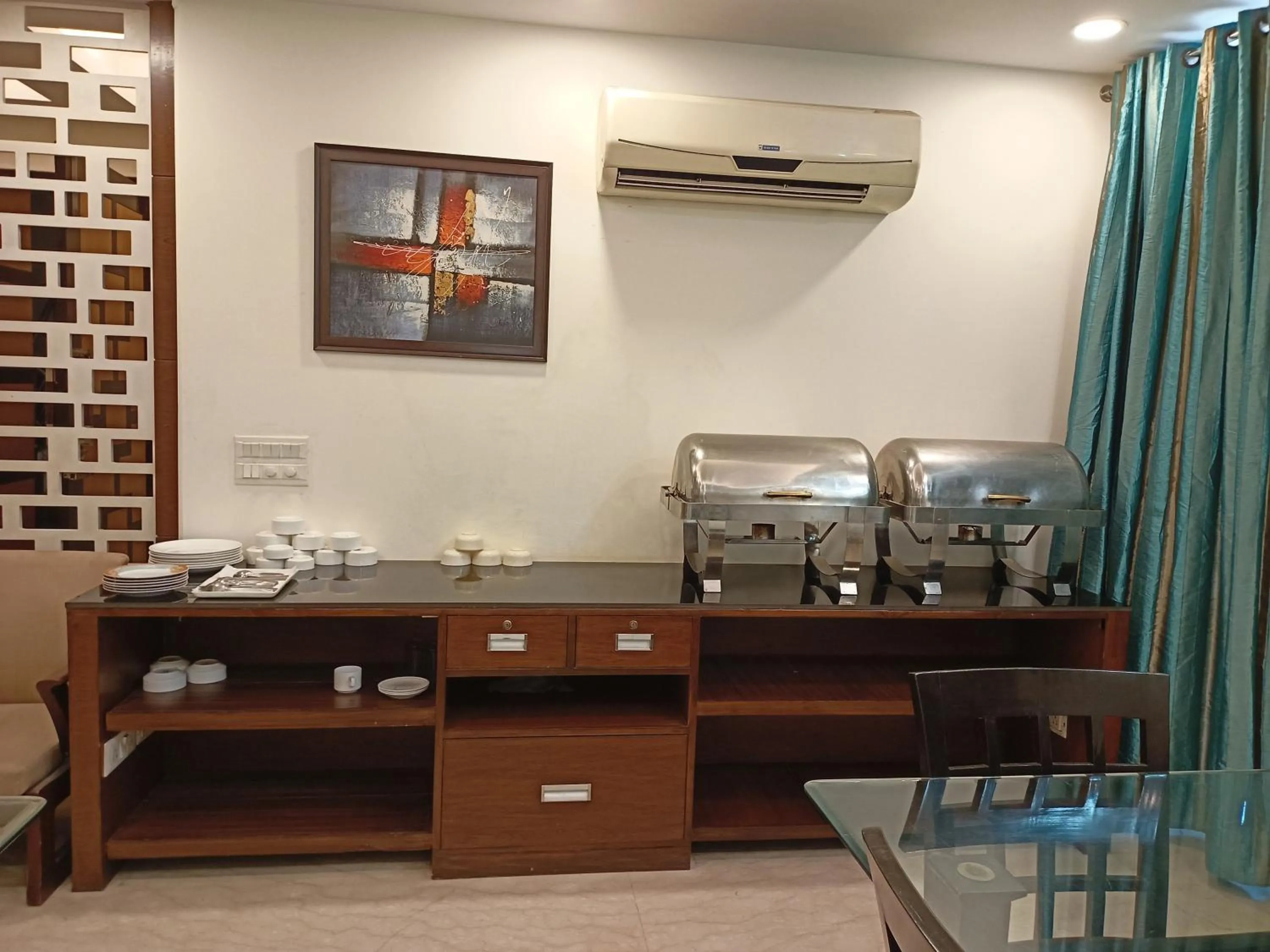 Dining area in Hermitage by The Cosy Hotels Near Lotus Temple