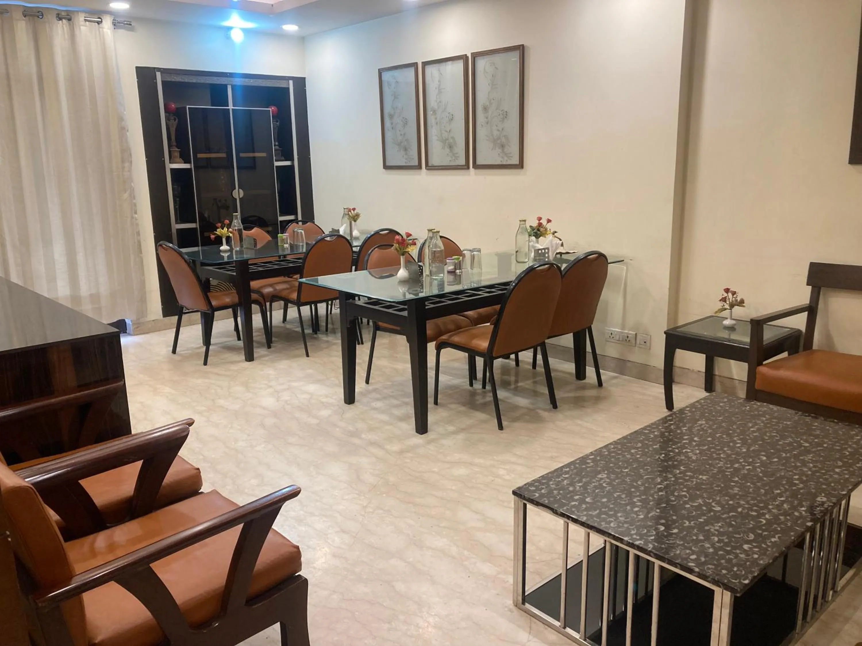 Restaurant/places to eat in Hermitage by The Cosy Hotels Near Lotus Temple