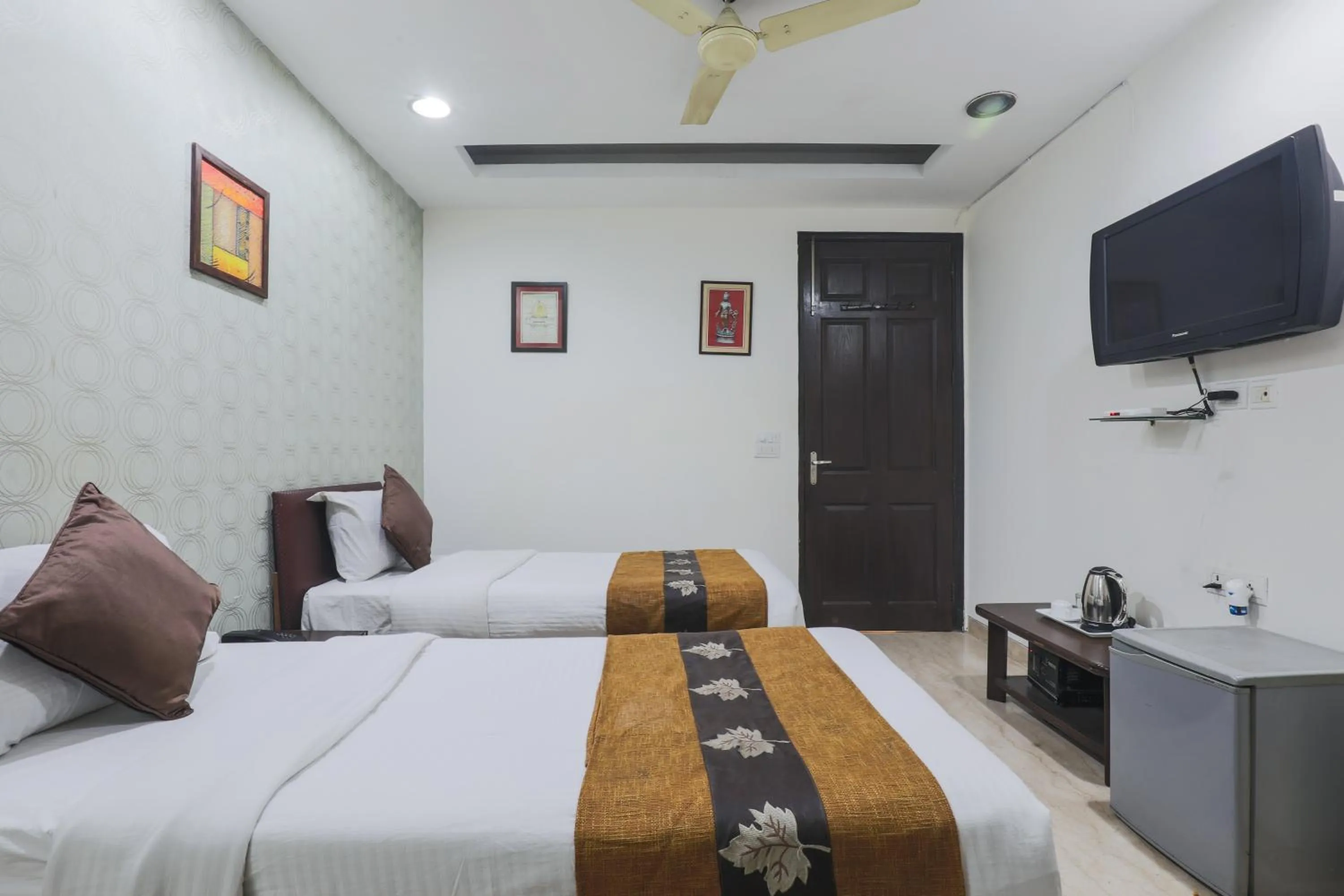 Photo of the whole room, Bed in Hermitage by The Cosy Hotels Near Lotus Temple