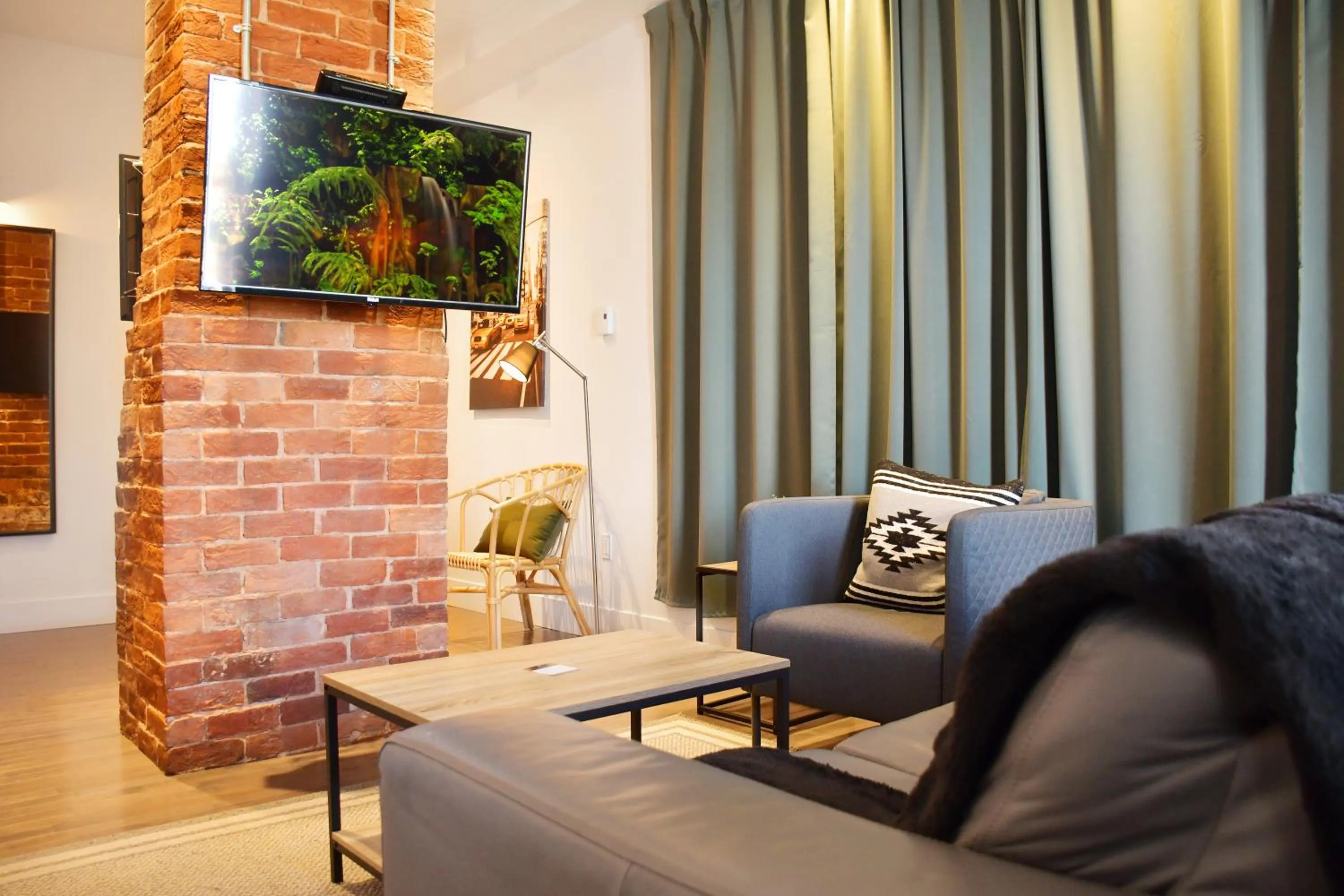 TV and multimedia in Maison Évangéline by Bower Boutique Hotels