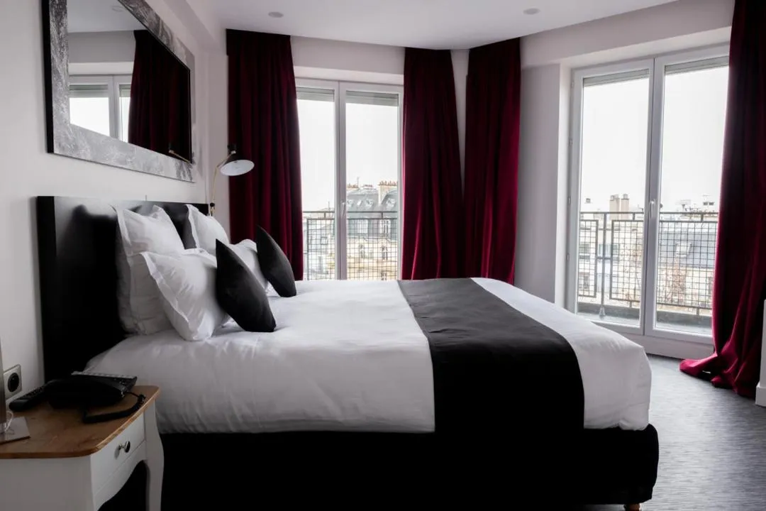 Bed in Hotel Le Chat Noir
